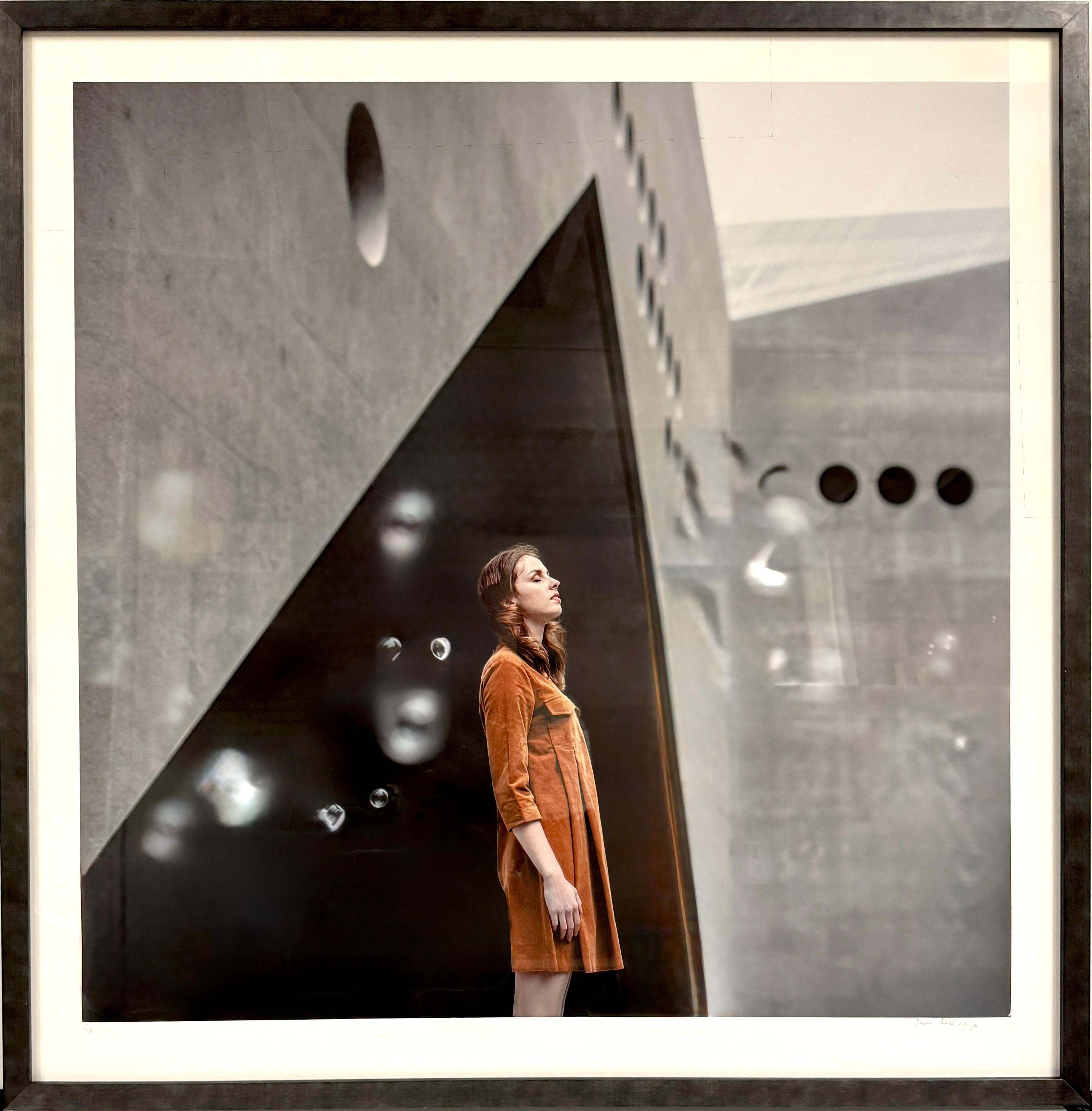 Photographie couleur encadrée avec femme, bulles, architecture géométrique grise, orange en vente 1