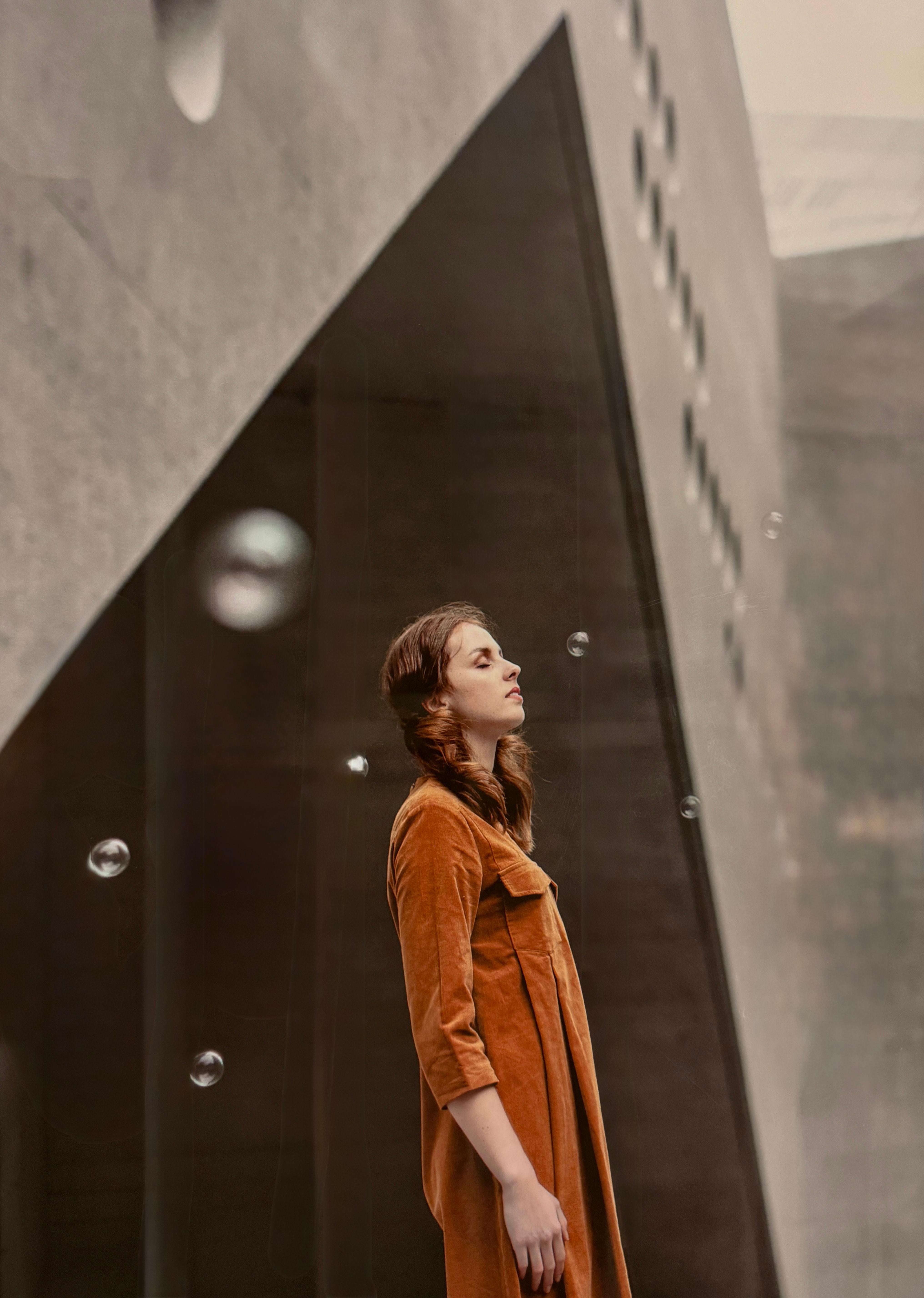 Photographie couleur encadrée avec femme, bulles, architecture géométrique grise, orange en vente 4