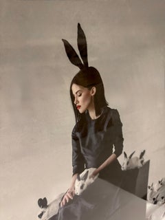 Photo en édition limitée, portrait de mode surréaliste d'une femme en noir avec des lapins