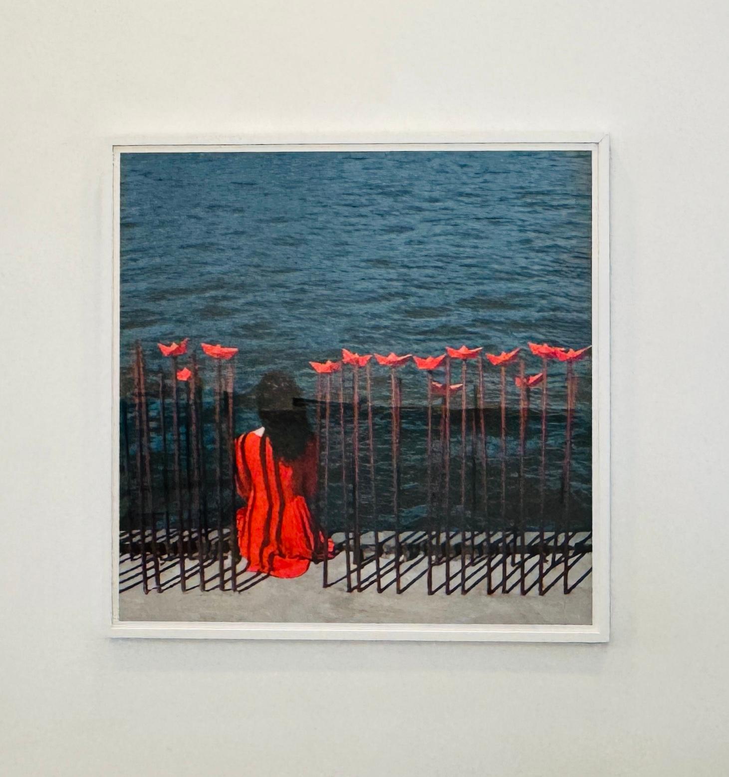 Grande photographie couleur encadrée avec femme en rouge - Photograph de Dasha Pears