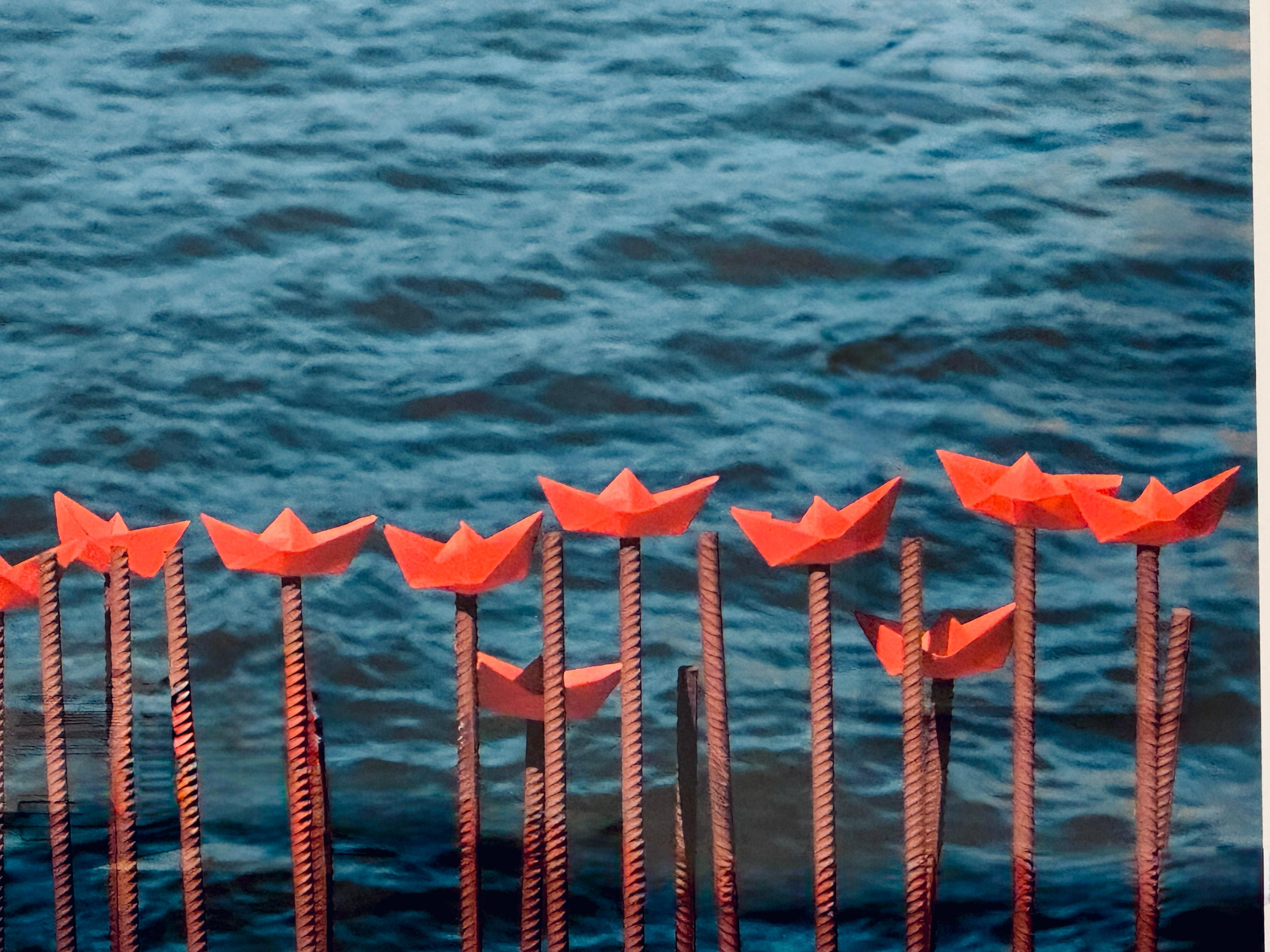 Grande photographie couleur encadrée avec femme en rouge - Bleu Color Photograph par Dasha Pears