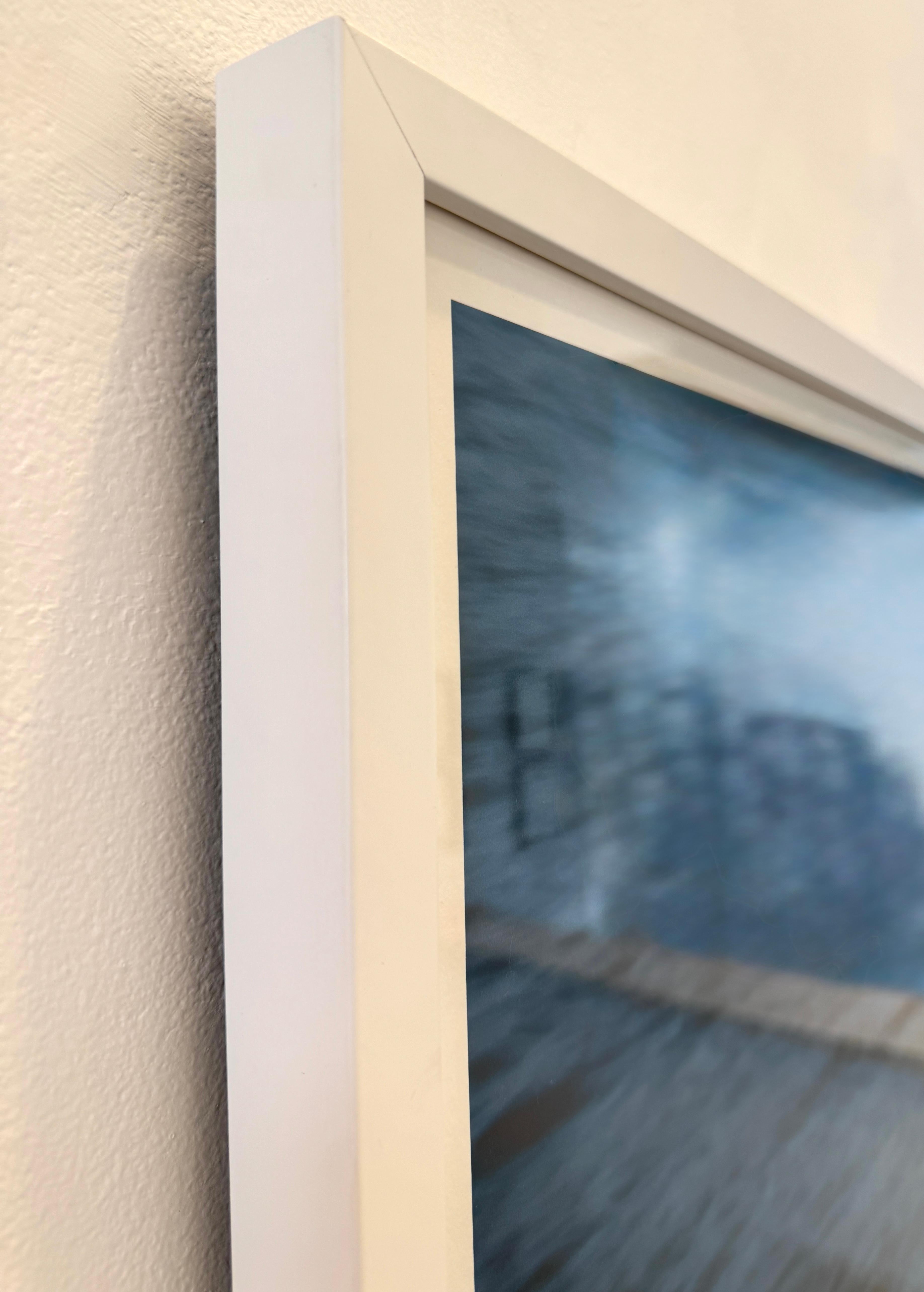 Grande photographie couleur encadrée avec femme en rouge en vente 1