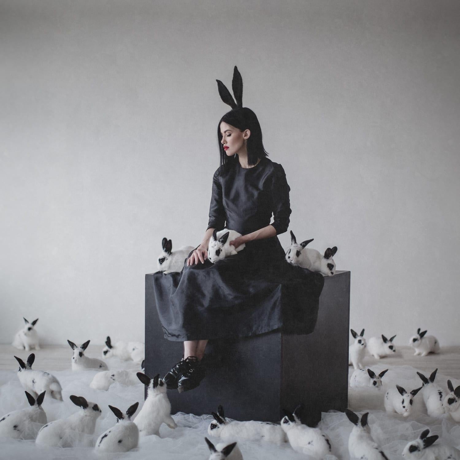 Medium gerahmtes surrealistisches Porträt mit Hasen in limitierter Auflage, Farbfotografie