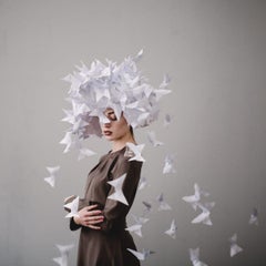 Gerahmt Whimsical Gedeckte Farben Surrealist Frau Porträt w Origami Schmetterlinge