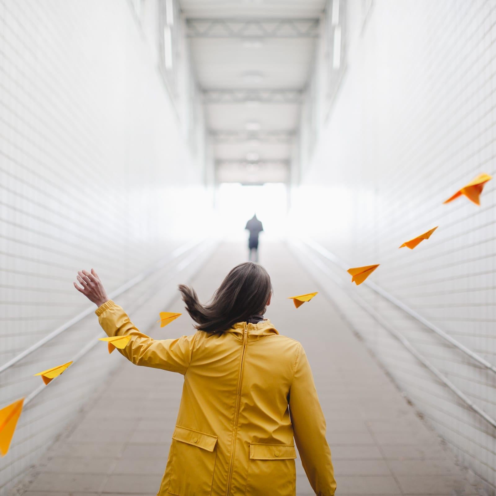 Fotografía Surrealista Amarilla Enmarcada Mediana Edición Limitada con origami y mujer