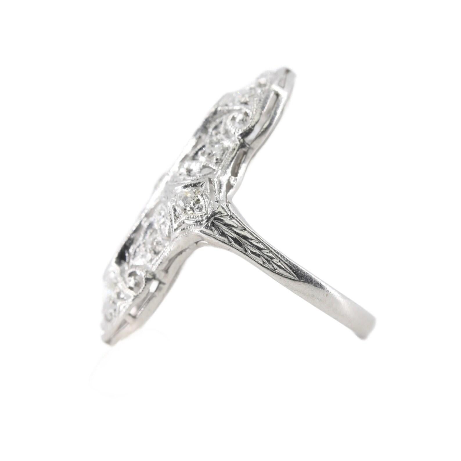 Taille vieille Europe Bague cocktail Dashing Art déco en platine, diamant taille européenne et onyx en vente