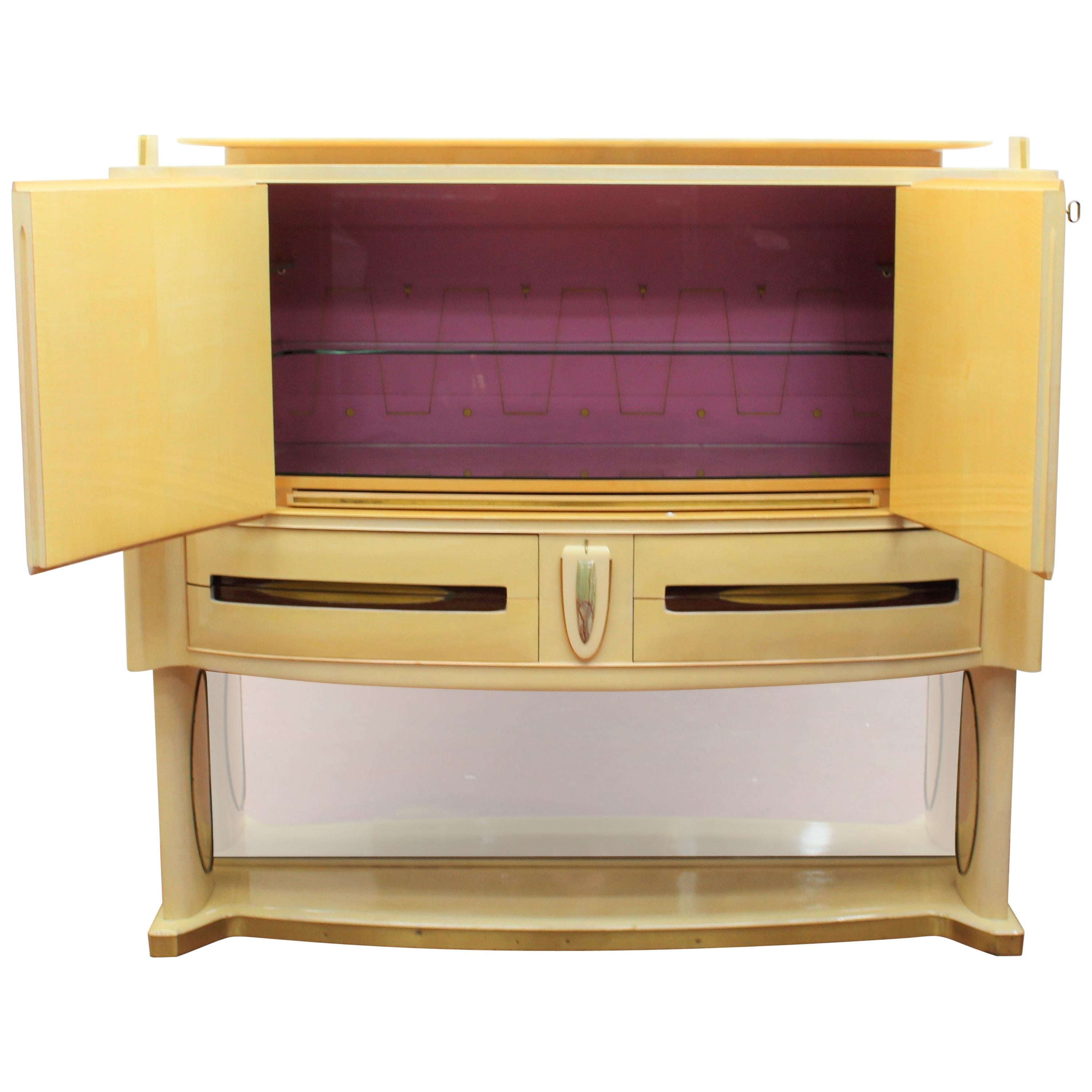 This original bar cabinet is in good condition, and is one of Vittorio Dassi's masterpieces with inlays by Luigi Scremin in the style typical of 20th century Italian artists.
It is entirely finished in parchment, when opening the two doors,