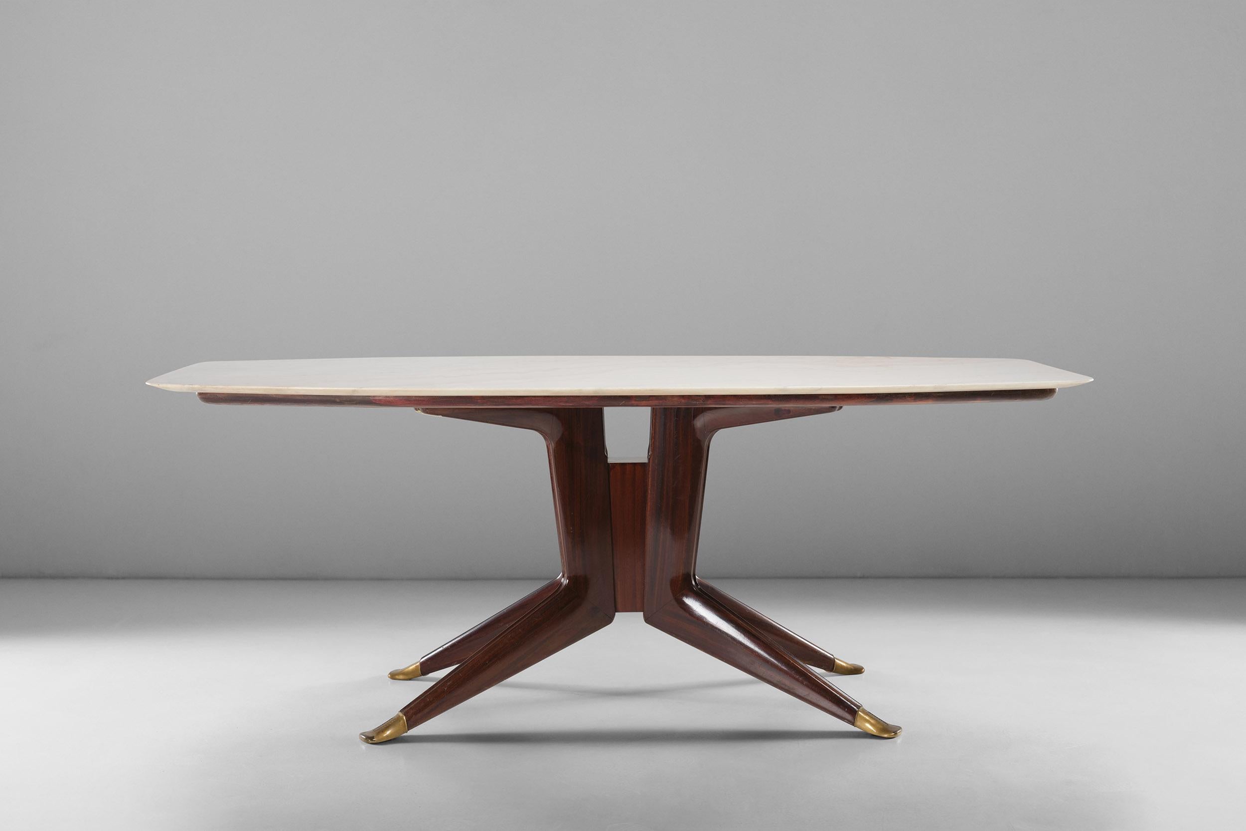 Stunning Italian dining table created by Dassi in the 1950s. Thanks to its sleek lines and white marble top, this piece will make the difference with discreet elegance. The cherry on the cake? The brass inserts on the feets.