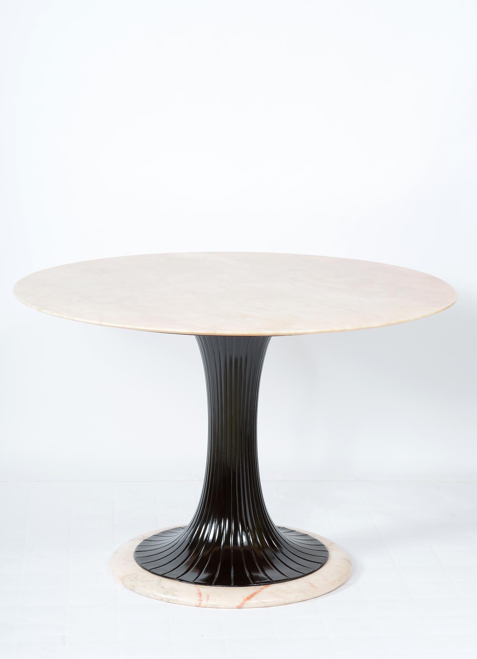 Dining table or round center table designed by Dassi Milano Italia in the 1950s with a clear Calacatta Grotte Bianche marble top (the color in reality is like that of photos with a table seen at a distance).
Clepsydra-shaped base carved in black