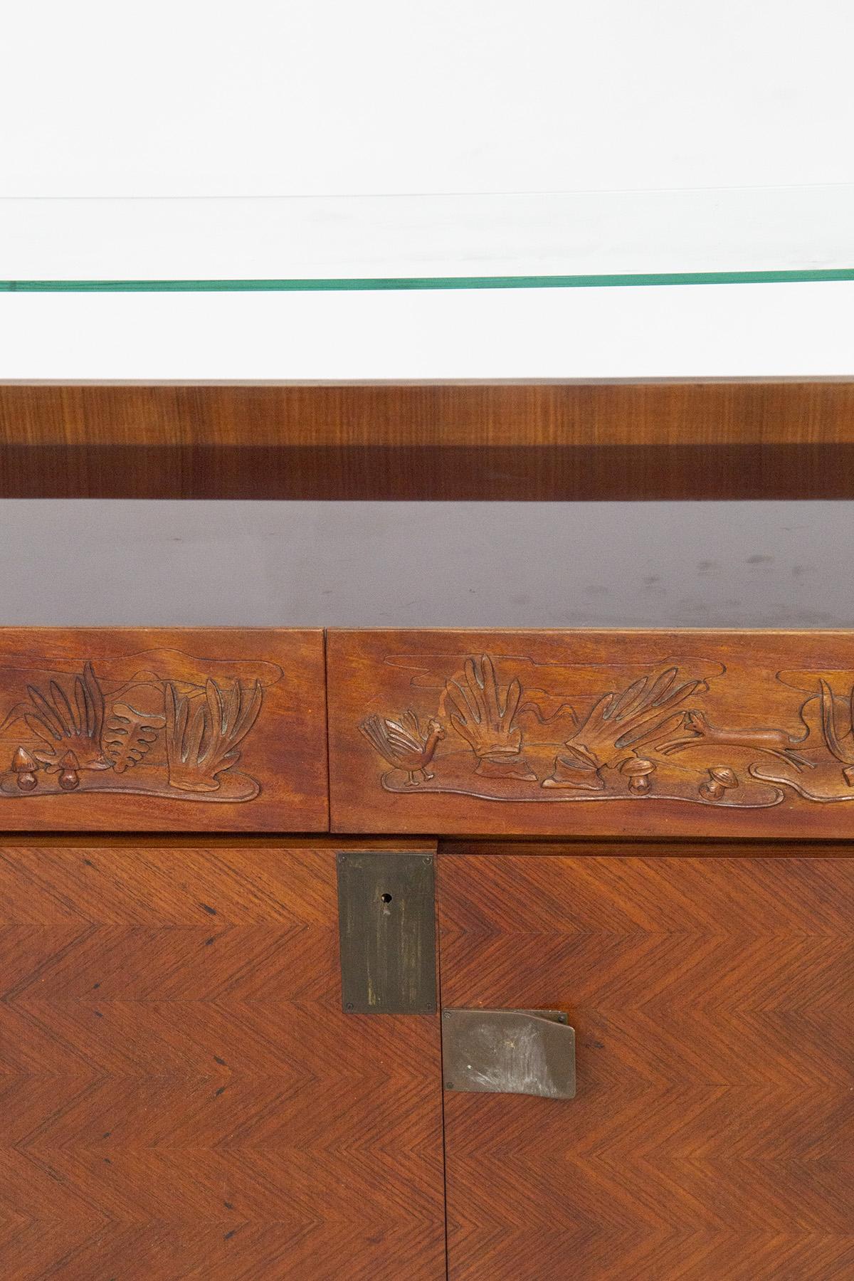 Mid-Century moderno Credenza moderna Dassi in Wood, vetro e ottone in vendita