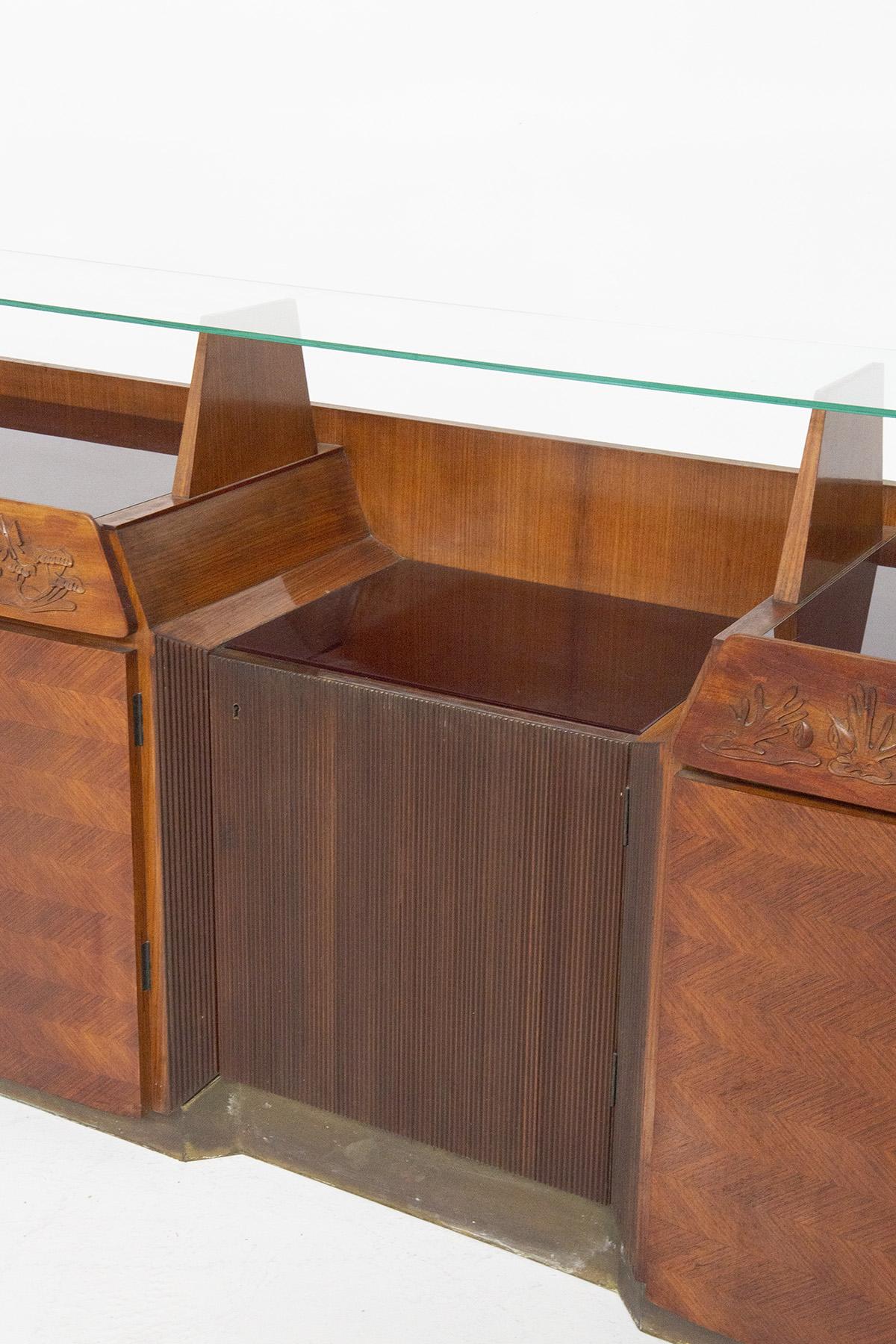 Italiano Credenza moderna Dassi in Wood, vetro e ottone in vendita