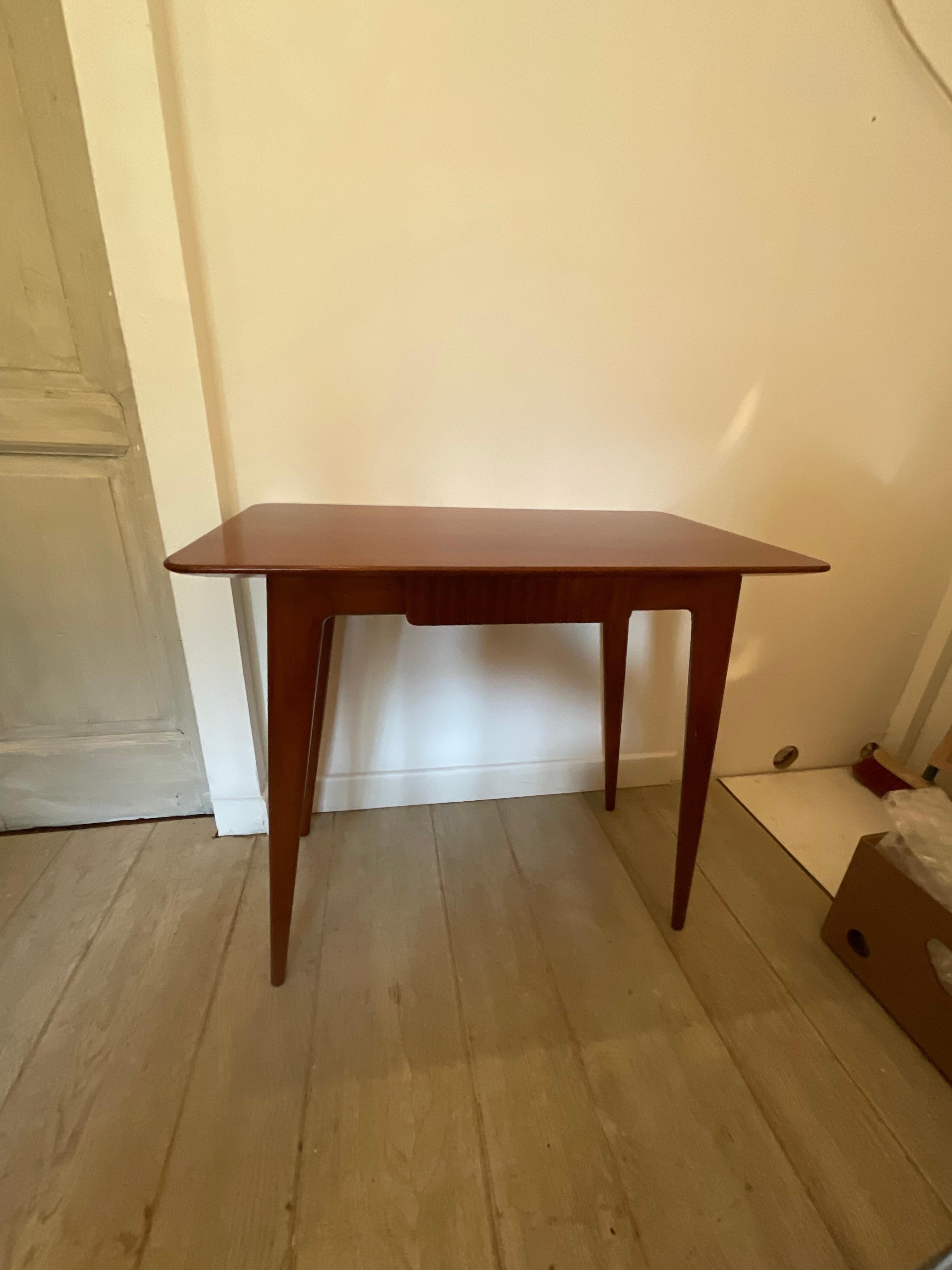 DASSI.  Piccolo tavolo , scrivania o console con cassetto centrale realizzato in acero massello , di linea pulita ed elegant , original degli anni 50.
Molto robusta e stabil, e stata lucidata a tampone .