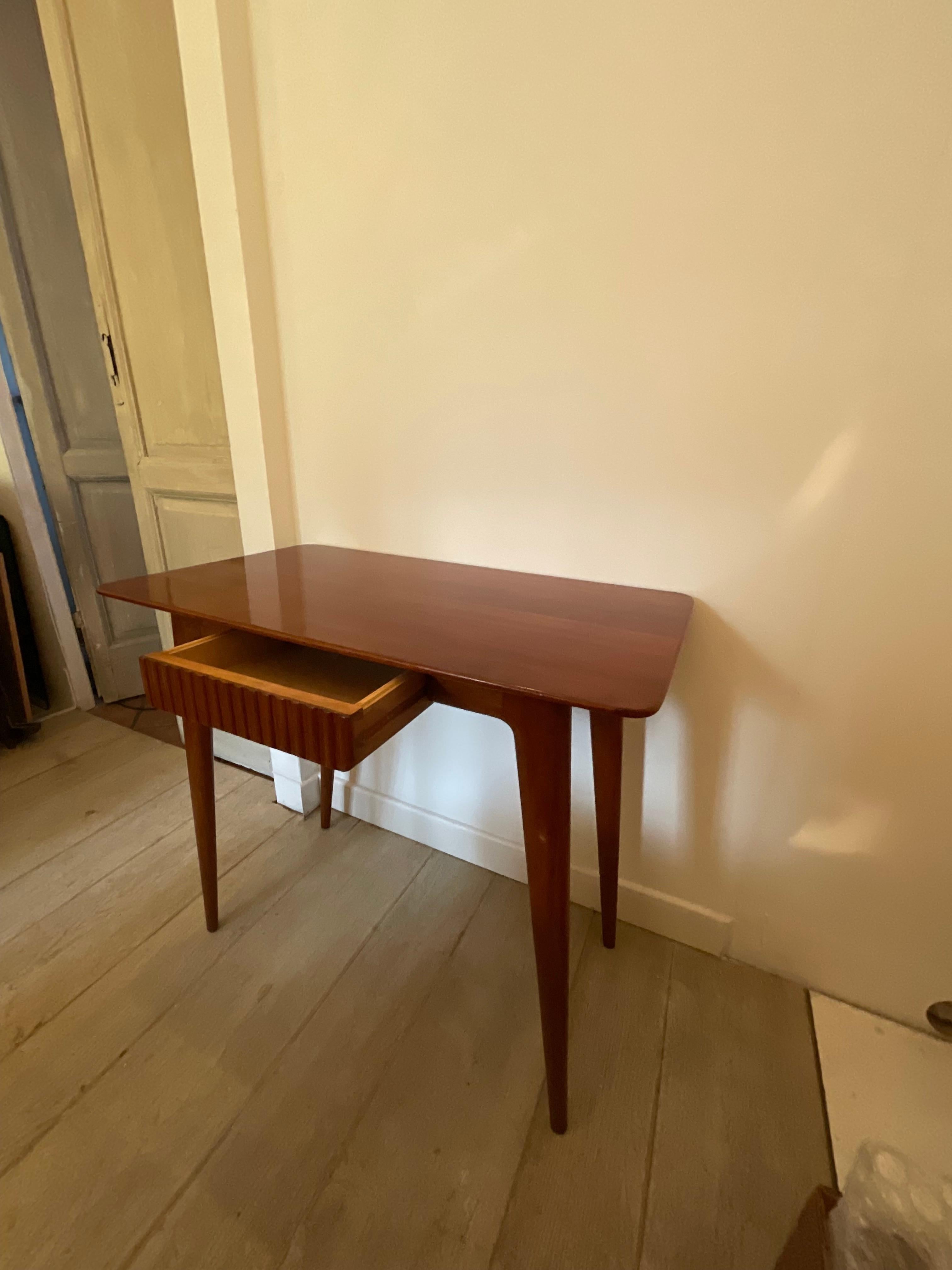 DASSI - Piccolo tavolo, scrivania o console, con cassetto in acero, ITALIA 1950. (Italienisch) im Angebot