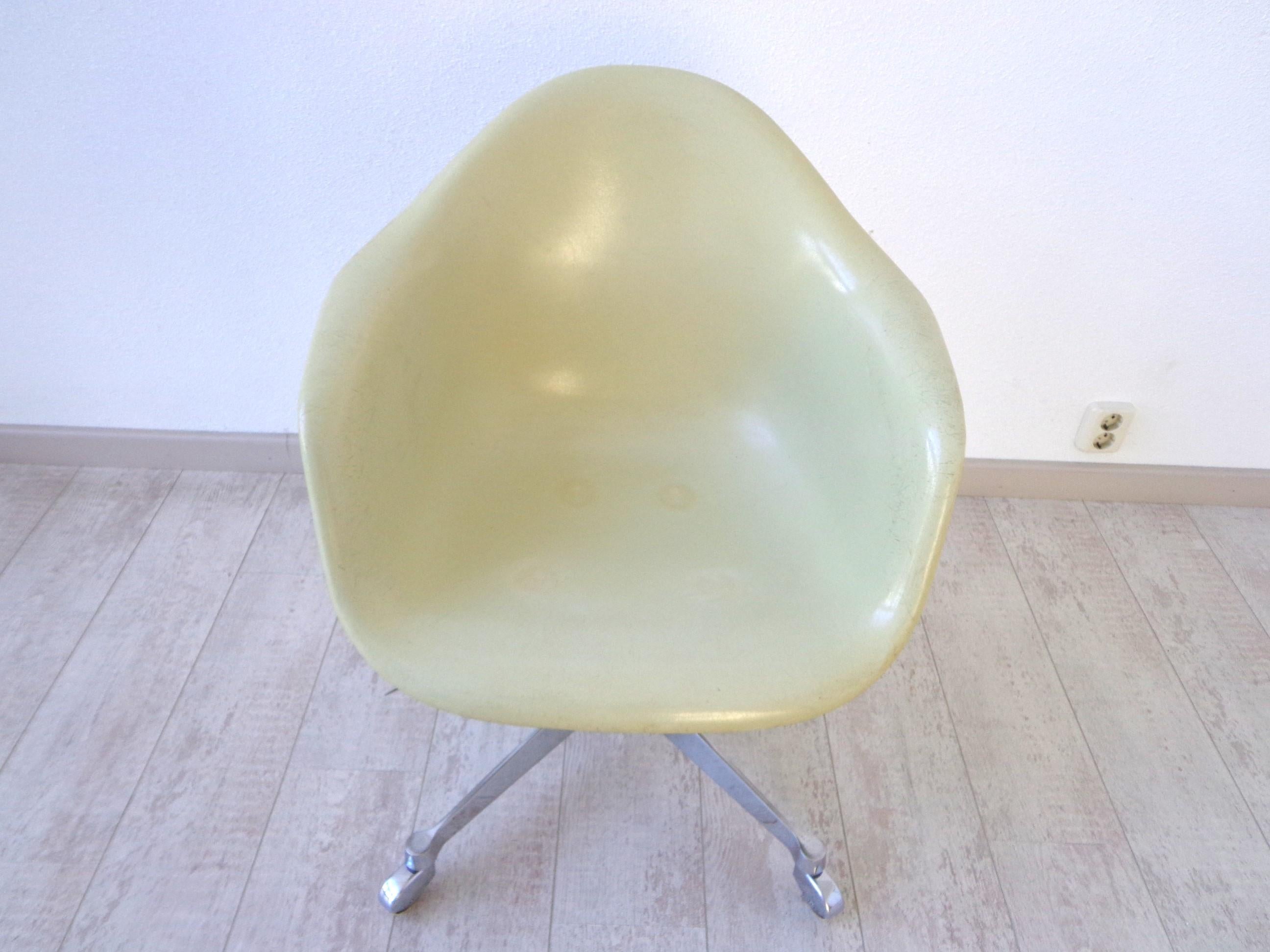 Dat-1 Swivel Desk or Office Armchair by Charles Eames for Herman Miller, 1960s For Sale 2