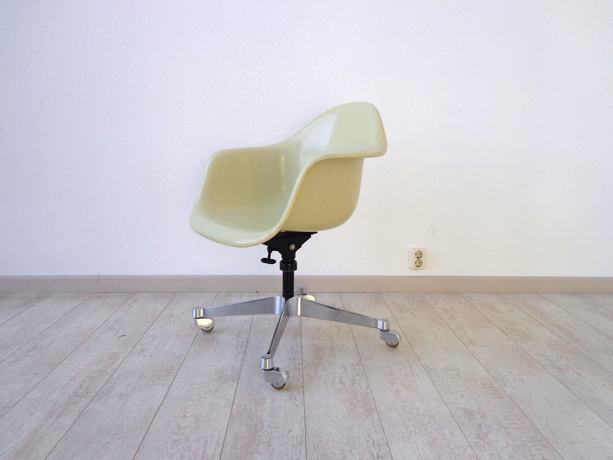 Klassischer Mid-Century Modern Büro- oder Schreibtischsessel, Modell DAT-1 auf Rollen und neigbarem Drehgelenk in Off-White mit geformter Fiberglasschale auf einem verchromten Fuß.
Die neigbare, drehbare und verstellbare Basis funktioniert