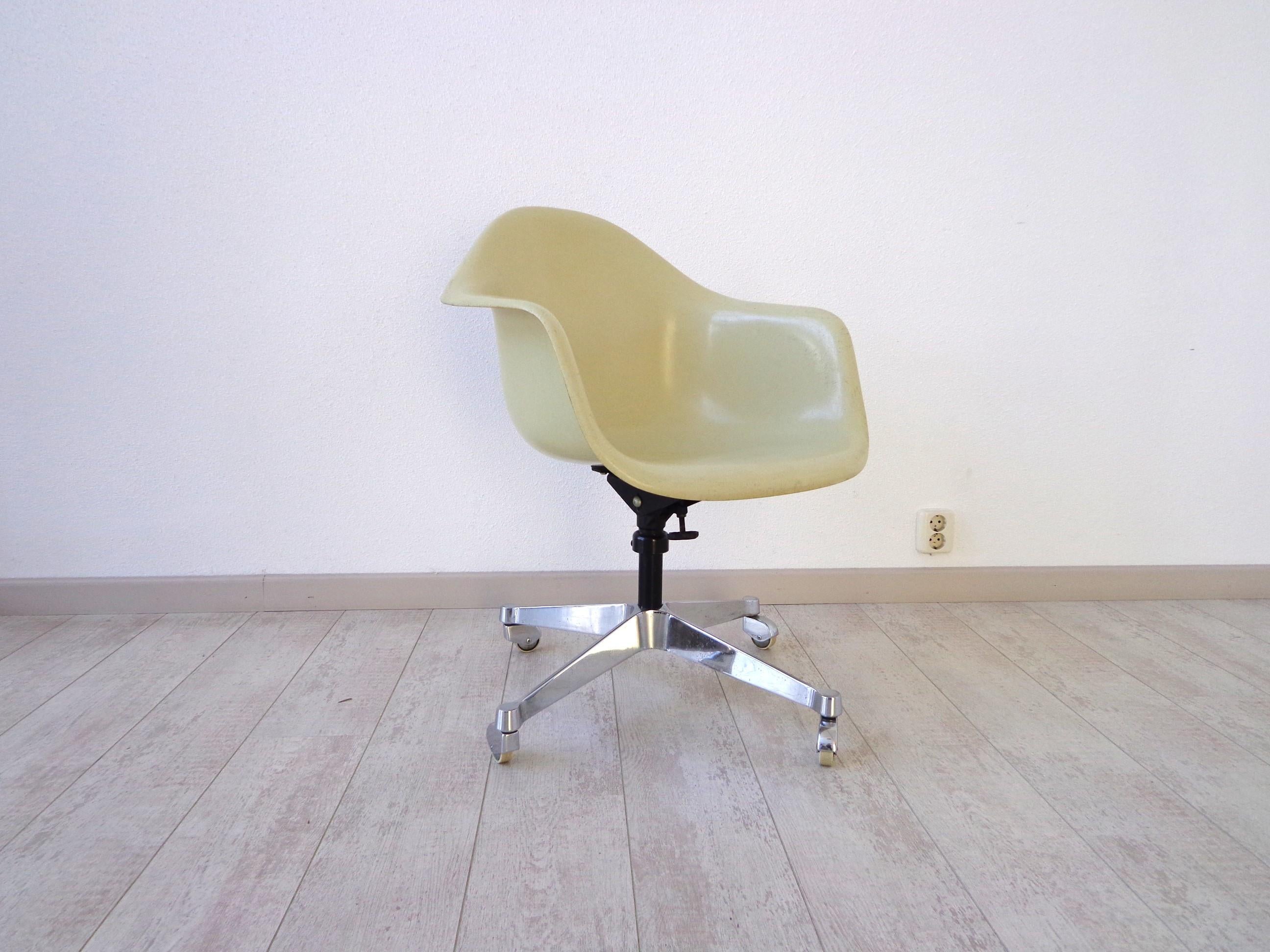 Dat-1 Dreh-Schreibtisch- oder Bürosessel von Charles Eames für Herman Miller, 1960er Jahre (Moderne der Mitte des Jahrhunderts) im Angebot