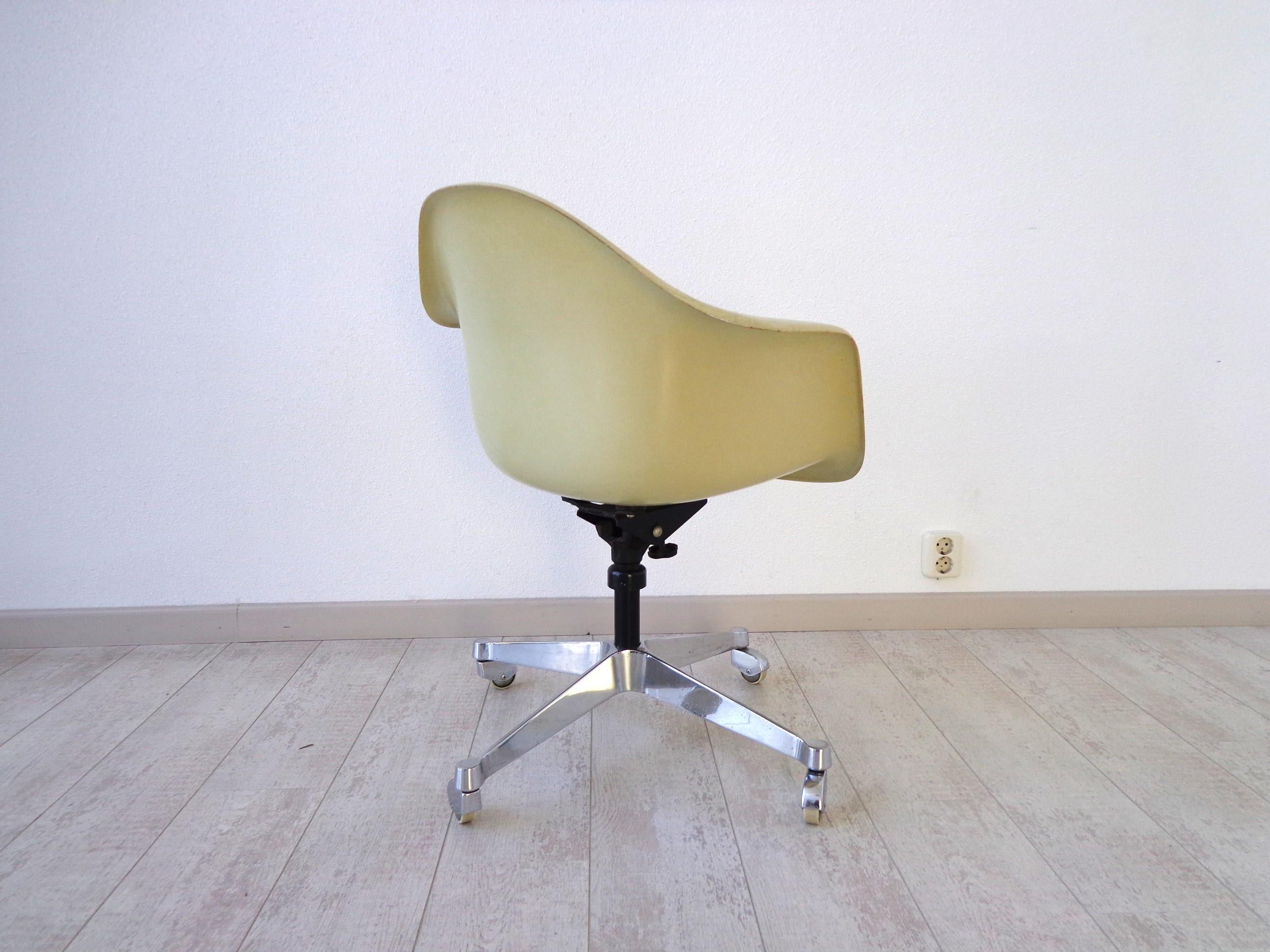Mid-Century Modern Dat-1 Swivel Desk or Office Armchair by Charles Eames for Herman Miller, 1960s For Sale