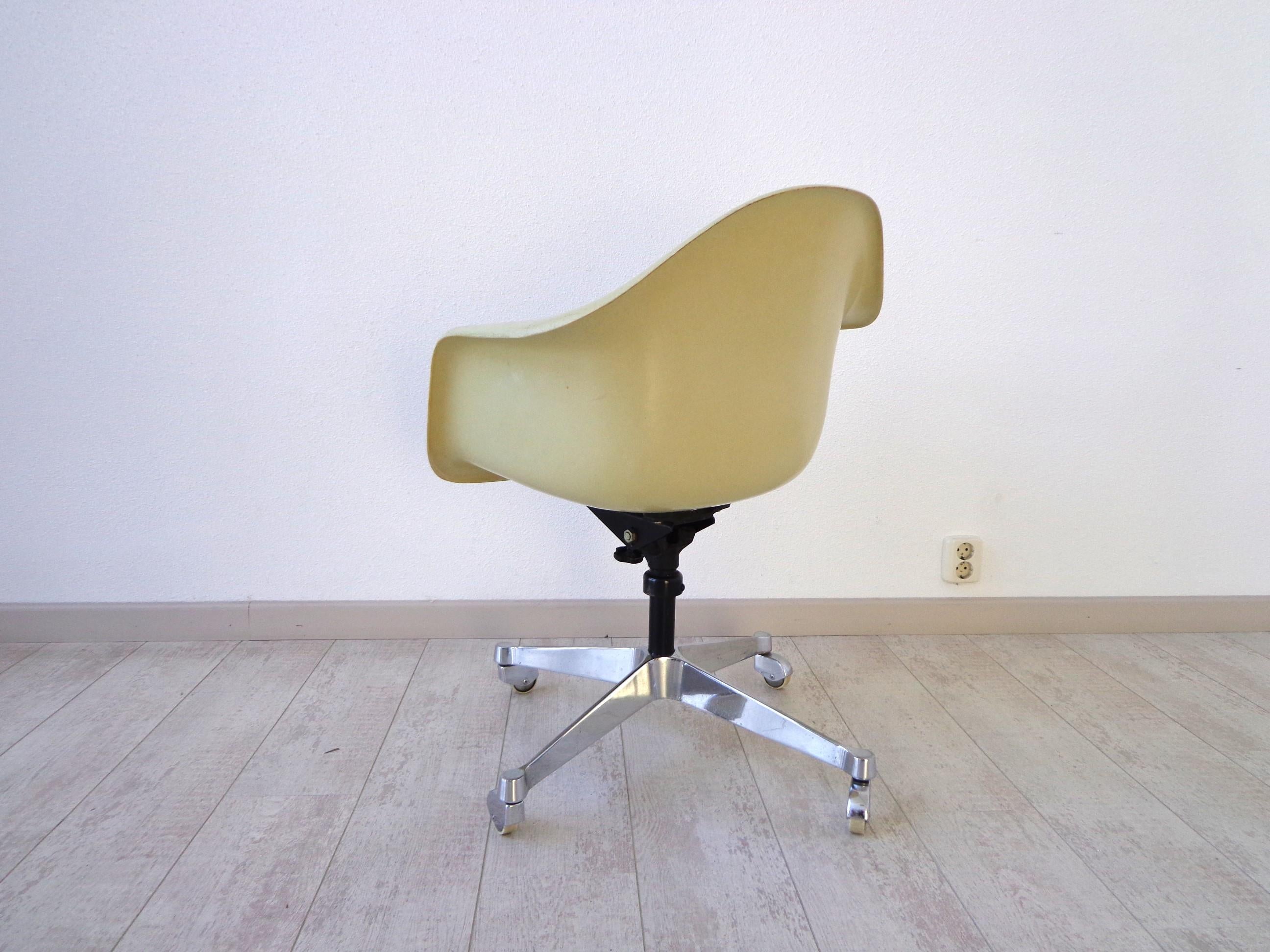 Dat-1 Dreh-Schreibtisch- oder Bürosessel von Charles Eames für Herman Miller, 1960er Jahre im Zustand „Gut“ im Angebot in WIJCKEL, NL