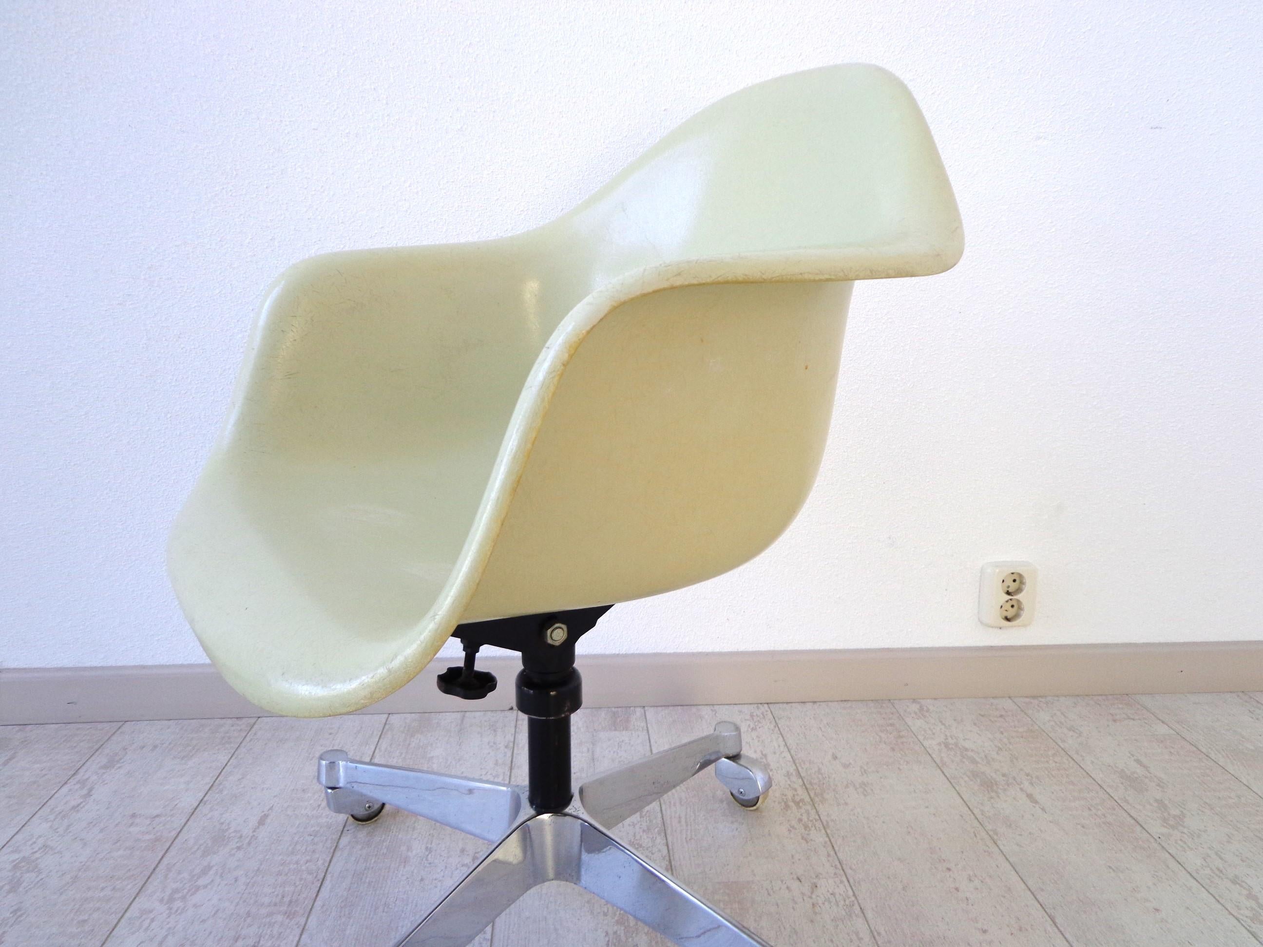 Dat-1 Swivel Desk or Office Armchair by Charles Eames for Herman Miller, 1960s In Good Condition For Sale In WIJCKEL, NL
