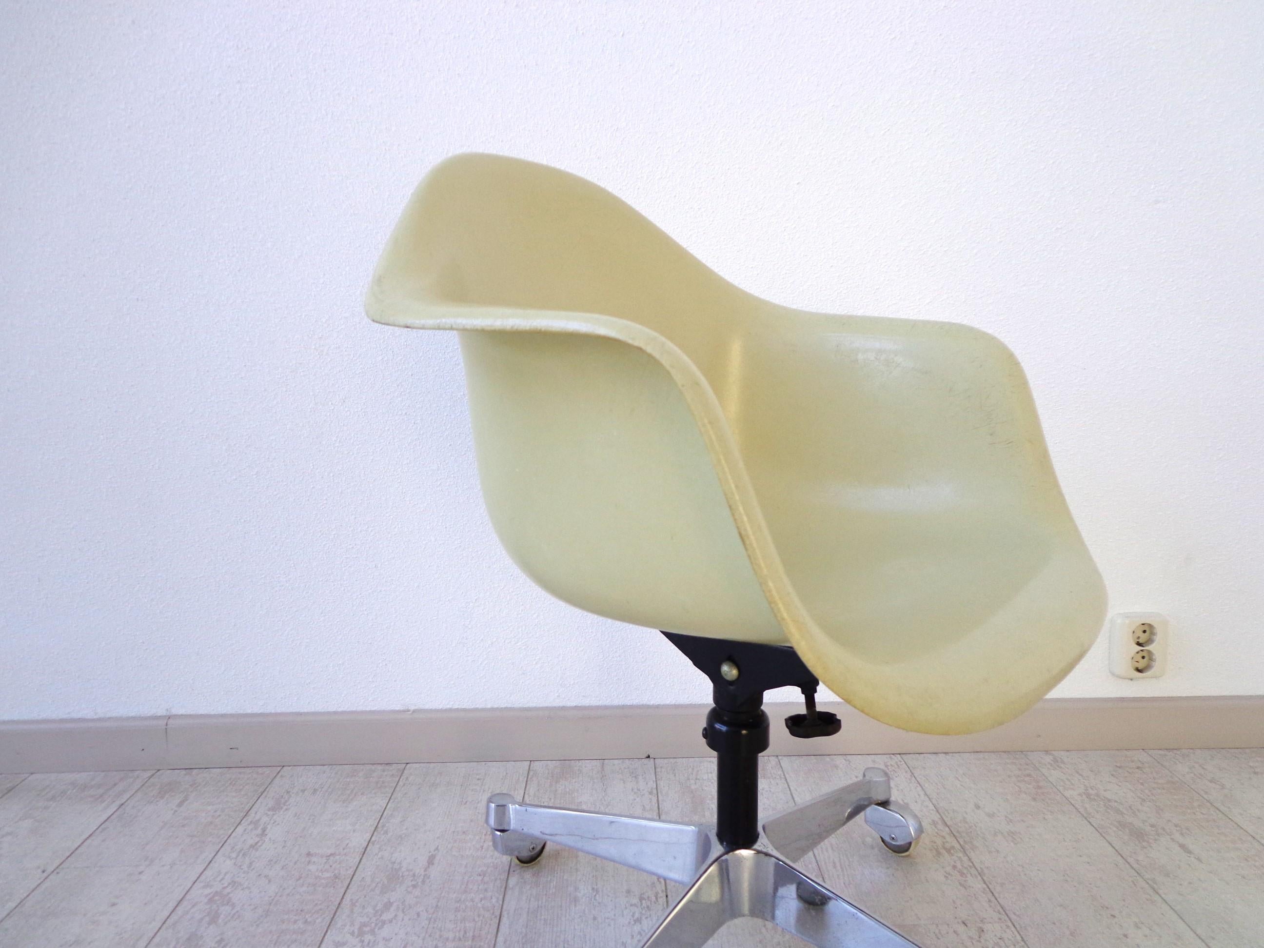 Dat-1 Dreh-Schreibtisch- oder Bürosessel von Charles Eames für Herman Miller, 1960er Jahre (Metall) im Angebot