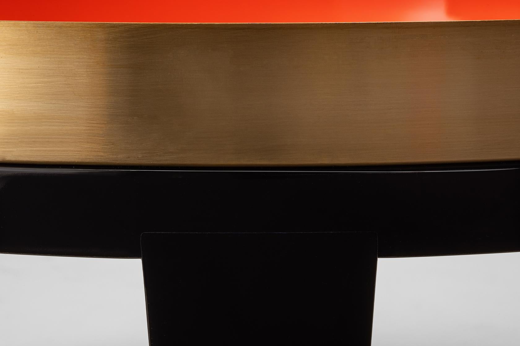 Italiano Data, Tavolino in Wood Wood laccato con vassoio rimovibile in ottone in vendita