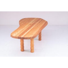 Table de données à quatre pieds dans l'Oregon par l'Atelier Thomas Serruys