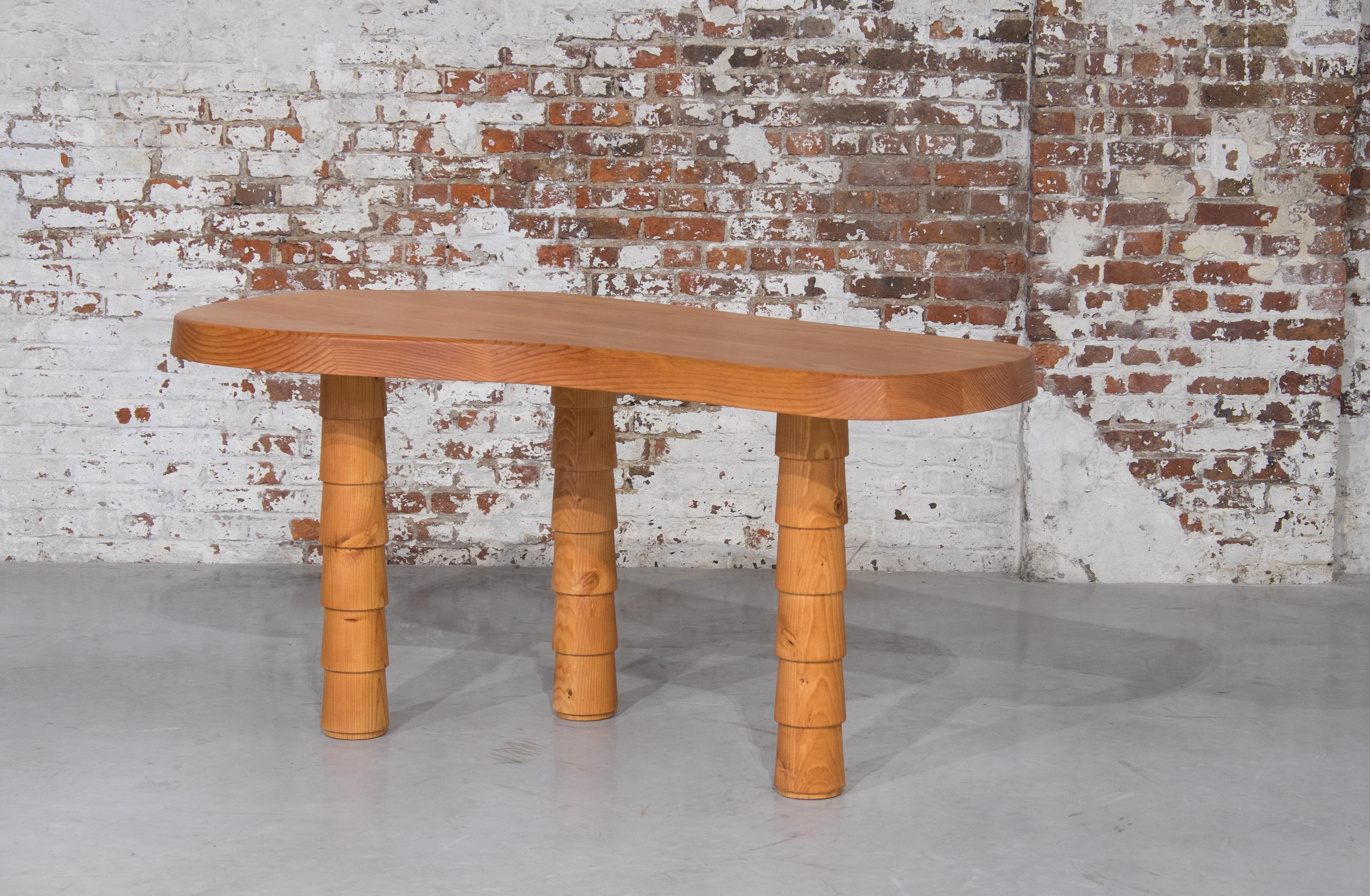 Data-Tisch mit vier Beinen aus Oregon von Atelier Thomas Serruys (21. Jahrhundert und zeitgenössisch) im Angebot