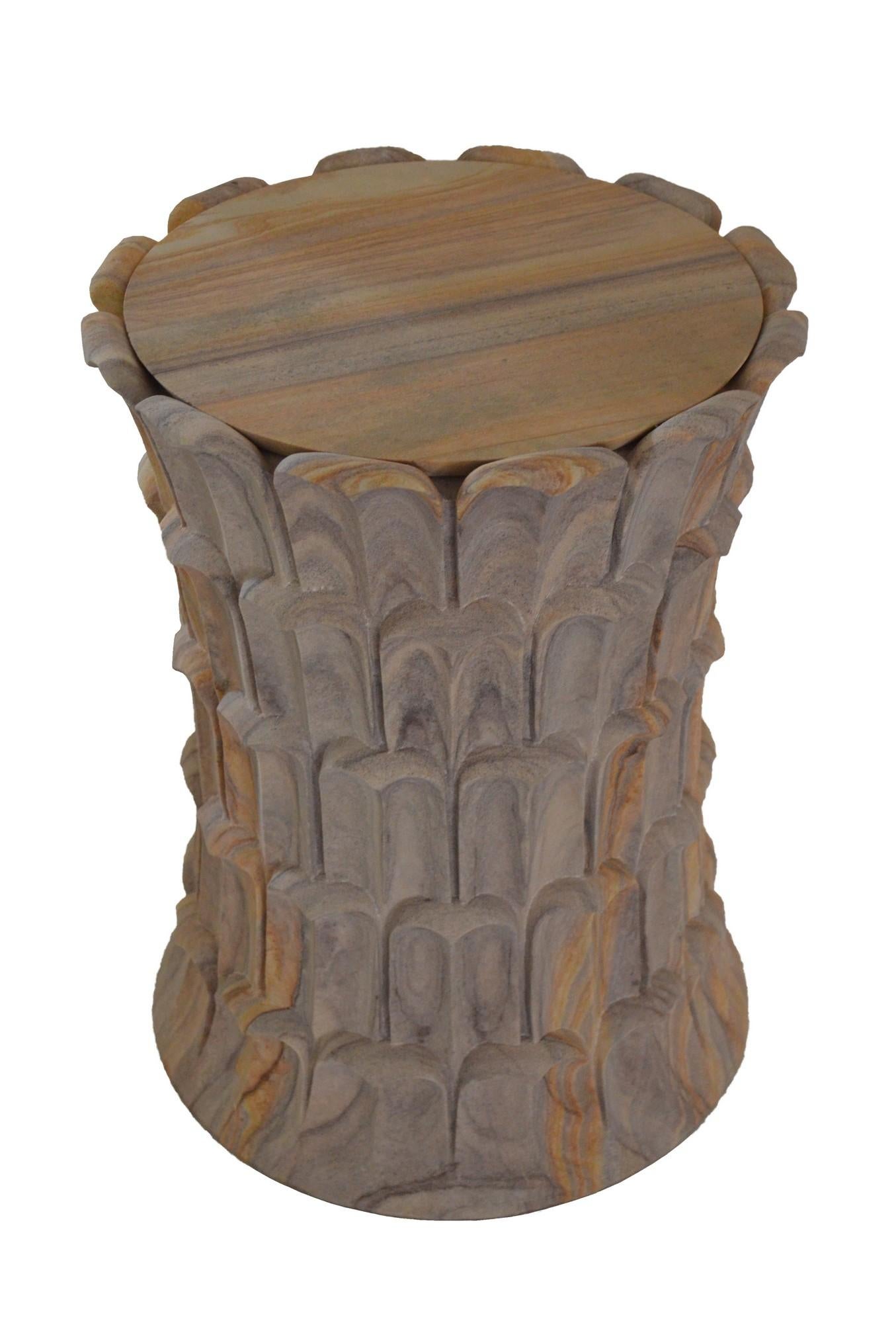 Inspirée par les sculptures des temples d'Udaipur et des environs, Stephanie Odegard a conçu cette table d'appoint unique en utilisant des pierres disponibles localement. La disposition du motif de la feuille sculptée ressemble à la disposition des