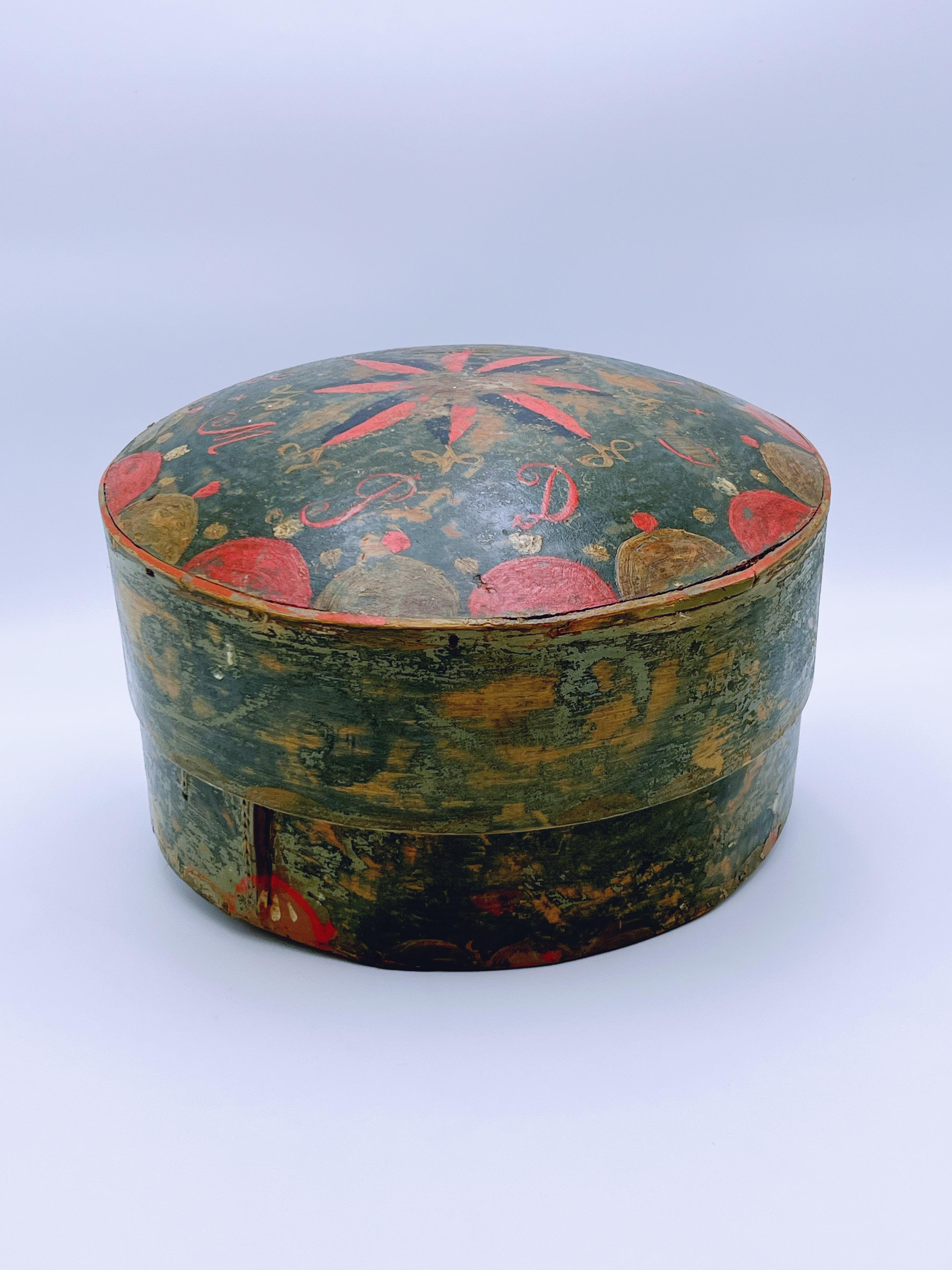 Datiert 1798 Wichtige norwegische Volkskunst Zinken Box, primitiv, Kiefer Bugholz im Zustand „Relativ gut“ im Angebot in Skien, NO