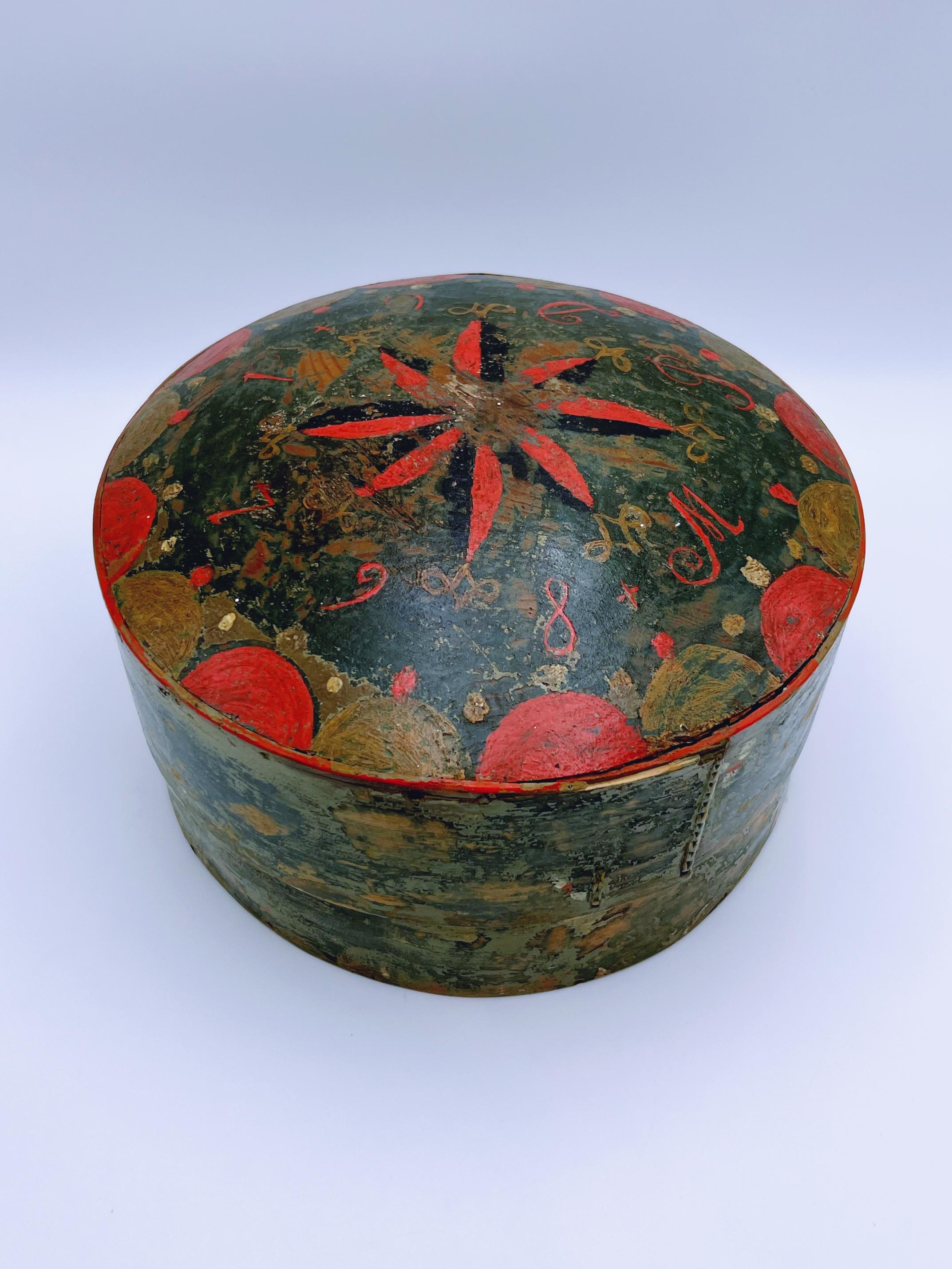 Datiert 1798 Wichtige norwegische Volkskunst Zinken Box, primitiv, Kiefer Bugholz (Spätes 18. Jahrhundert) im Angebot