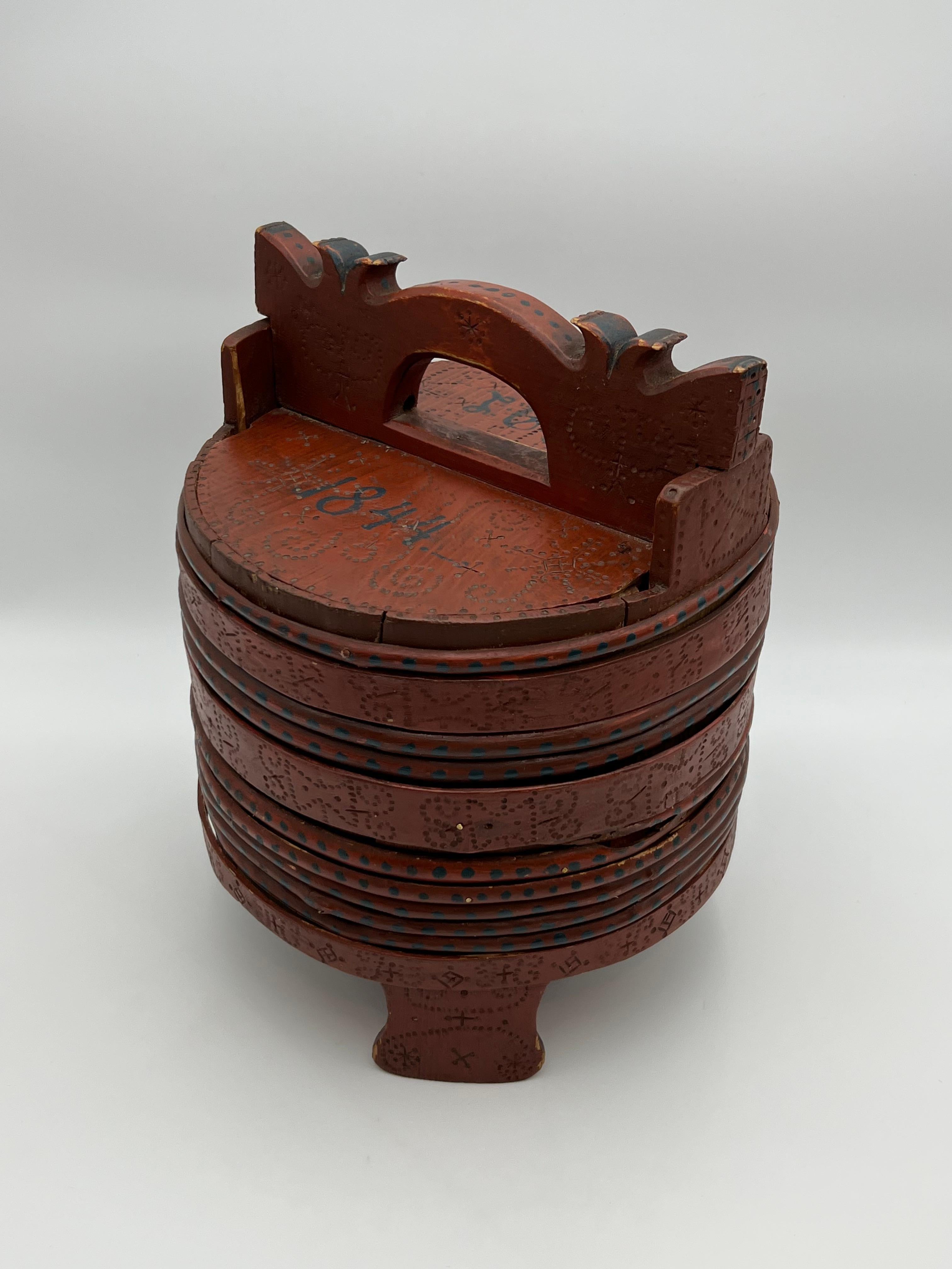 Seau à beurre norvégien ancien en ambre (boîte à dents) - Telemark, 1800

Un seau à beurre primitif de Telemark, en Norvège, d'une qualité digne d'un musée, sculpté à la main et décoré de détails complexes. Cette pièce rare présente les