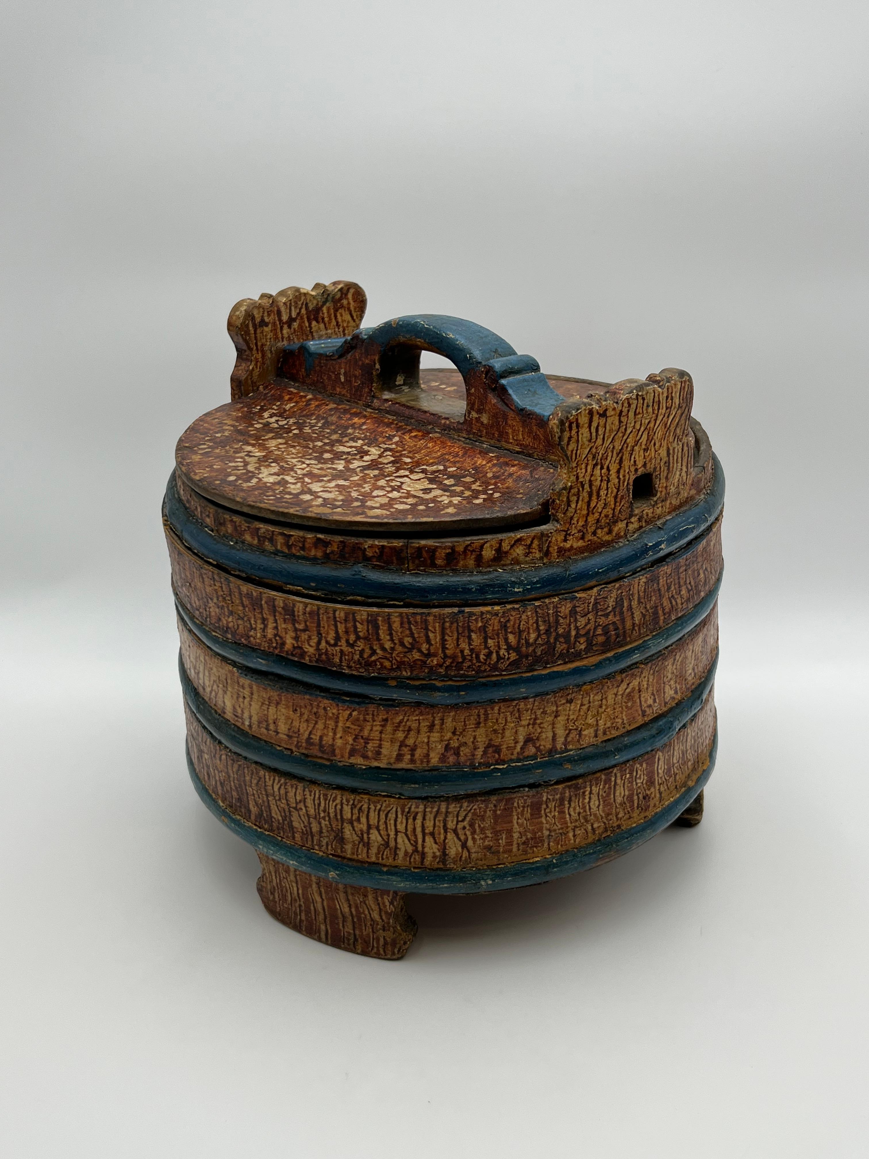 Arte popolare primitiva di oltre 200 anni -- Secchiello da burro norvegese antico in ambra (scatola di rebbi) - Eidsborg, Telemark, 1819

Un secchiello per il burro primitivo di qualità museale proveniente da Eidsborg, Telemark, Norvegia, realizzato