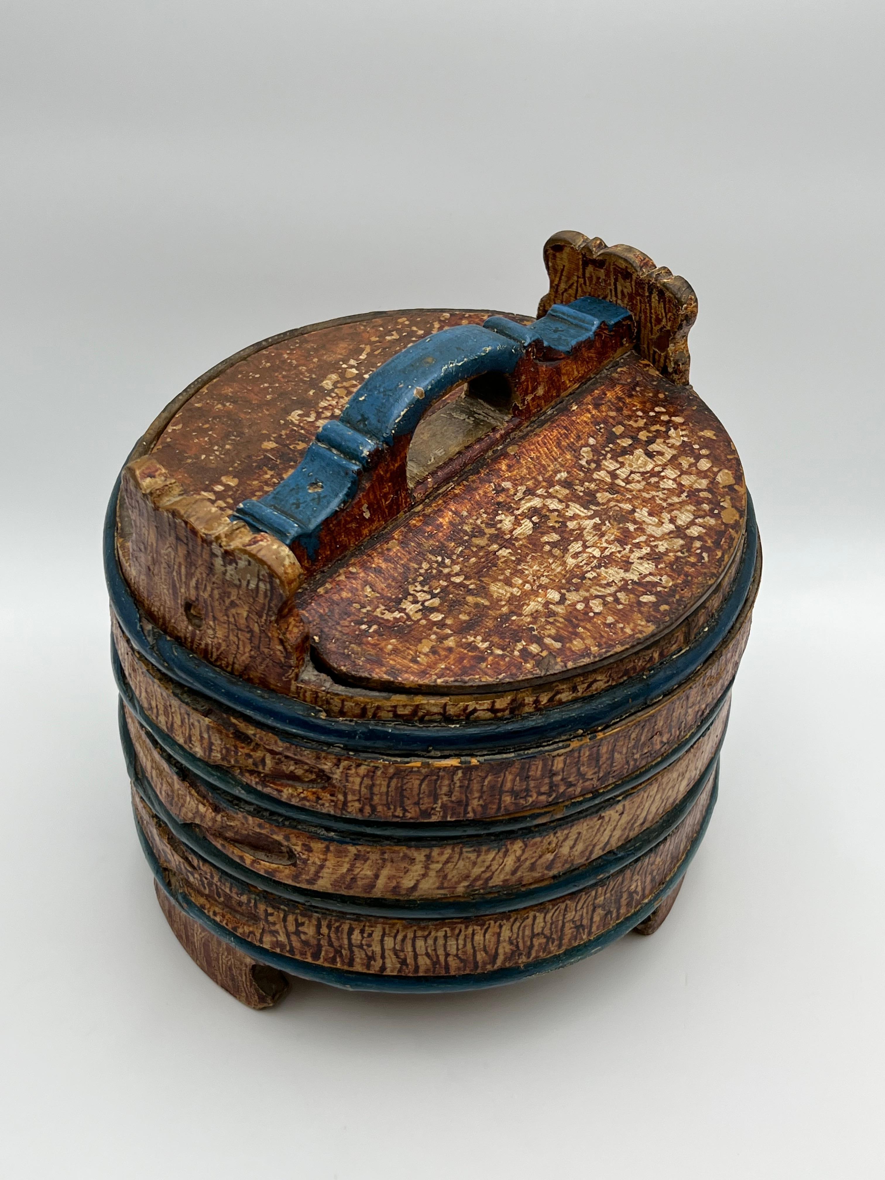 Fatto a mano Secchiello da burro rustico datato 1819, Norvegia, arte popolare di qualità museale in vendita