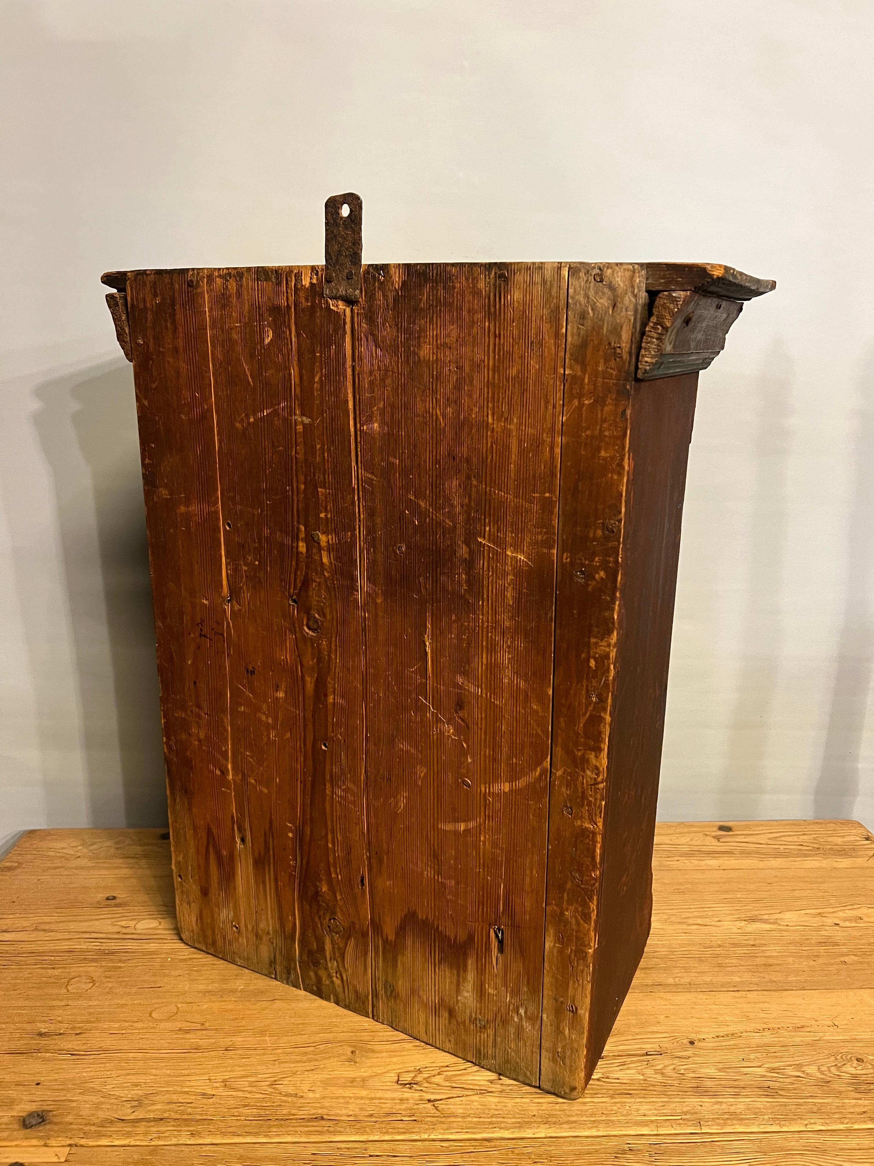 Fechado en 1827 - Antiguo armario colgante noruego, pintado a mano por Embrik Bæra en venta 2