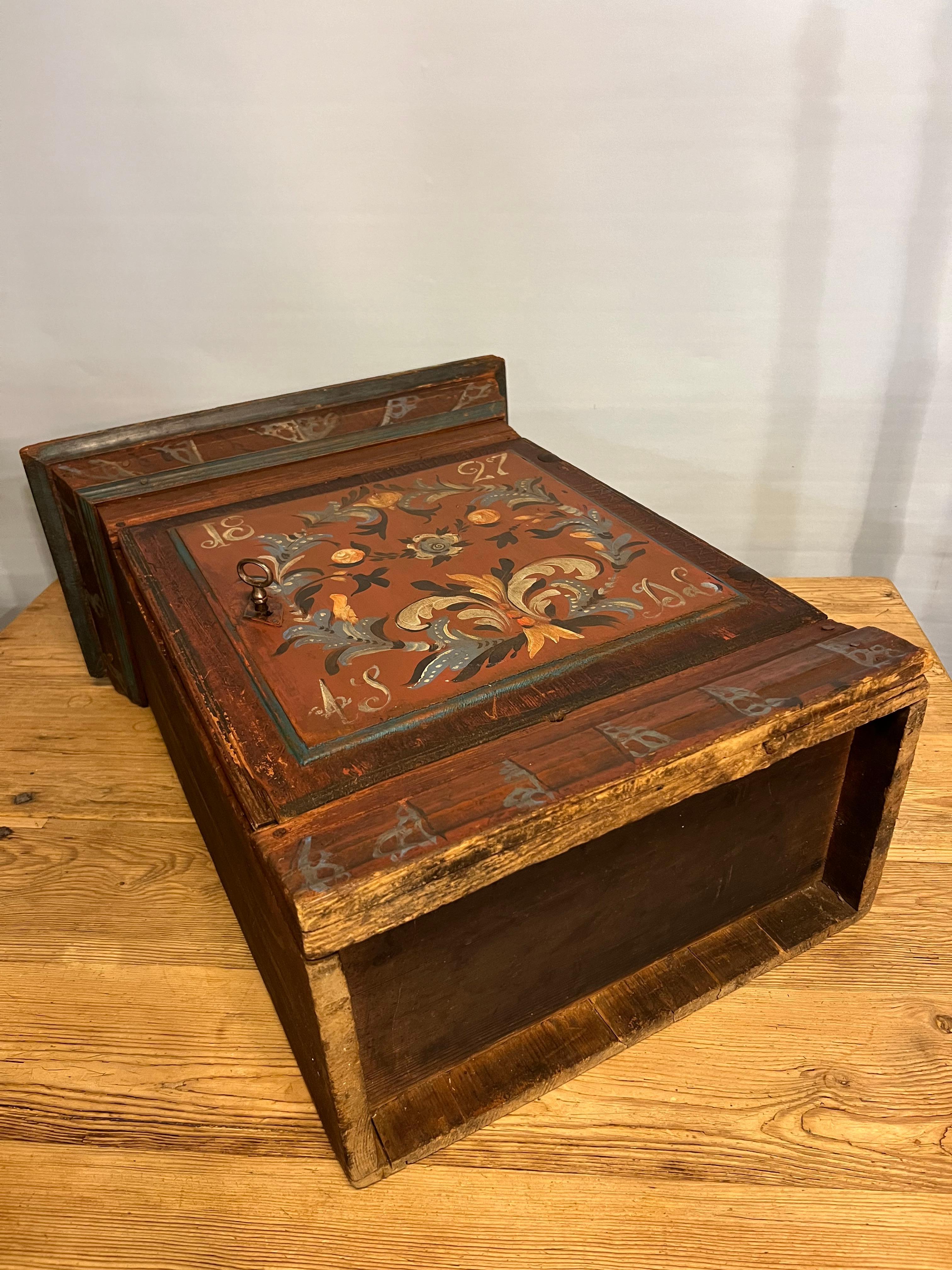 Fechado en 1827 - Antiguo armario colgante noruego, pintado a mano por Embrik Bæra en venta 3