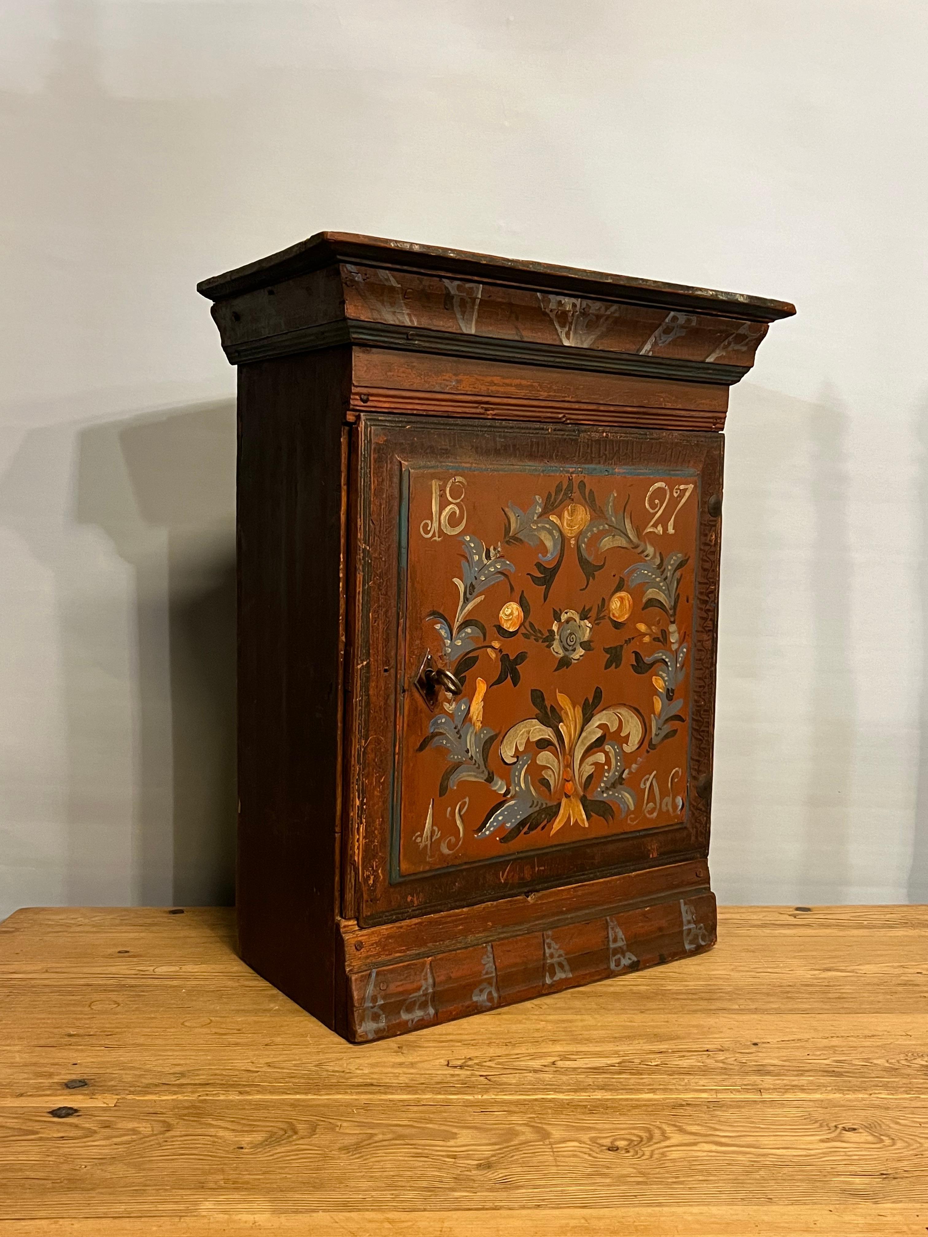 Fechado en 1827 - Antiguo armario colgante noruego, pintado a mano por Embrik Bæra en venta 4