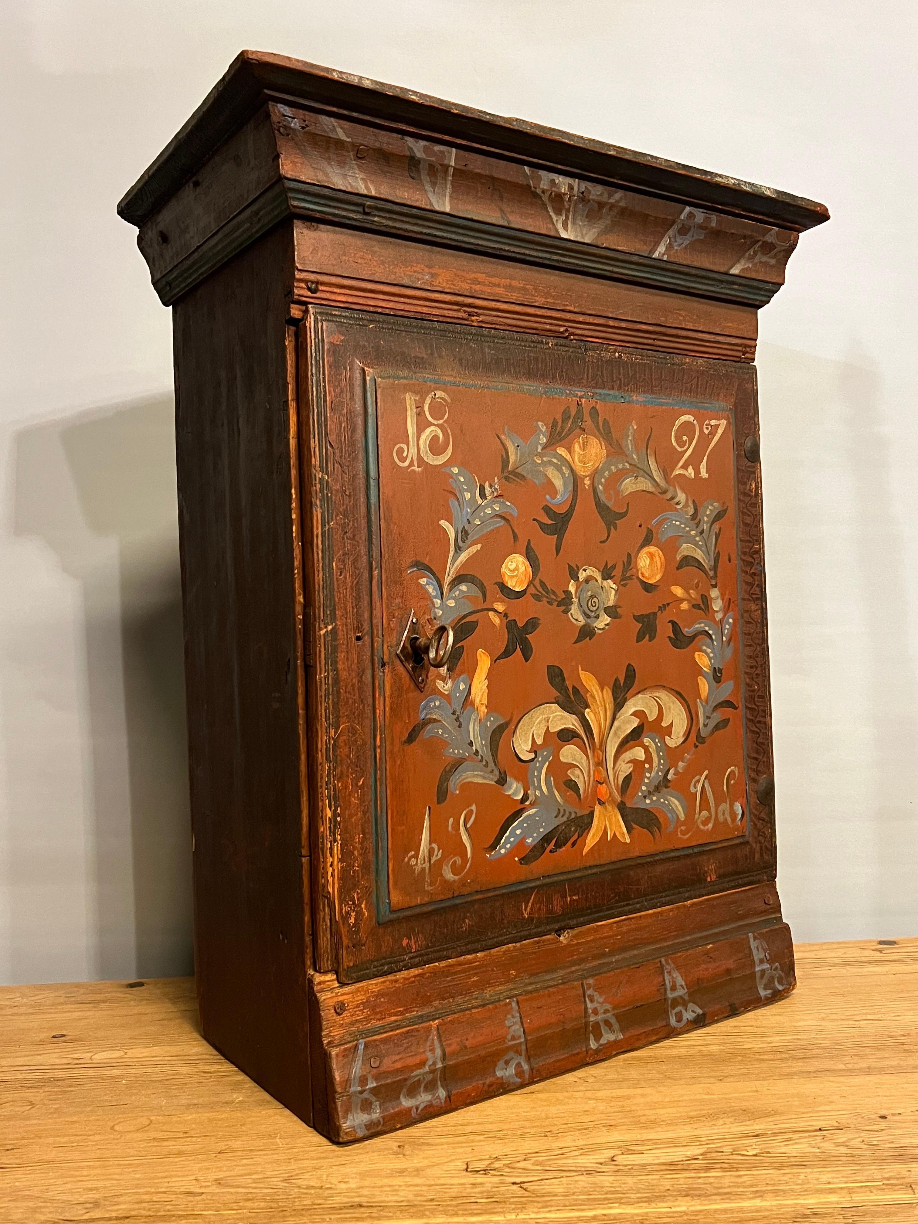 Fechado en 1827 - Antiguo armario colgante noruego, pintado a mano por Embrik Bæra en venta 5