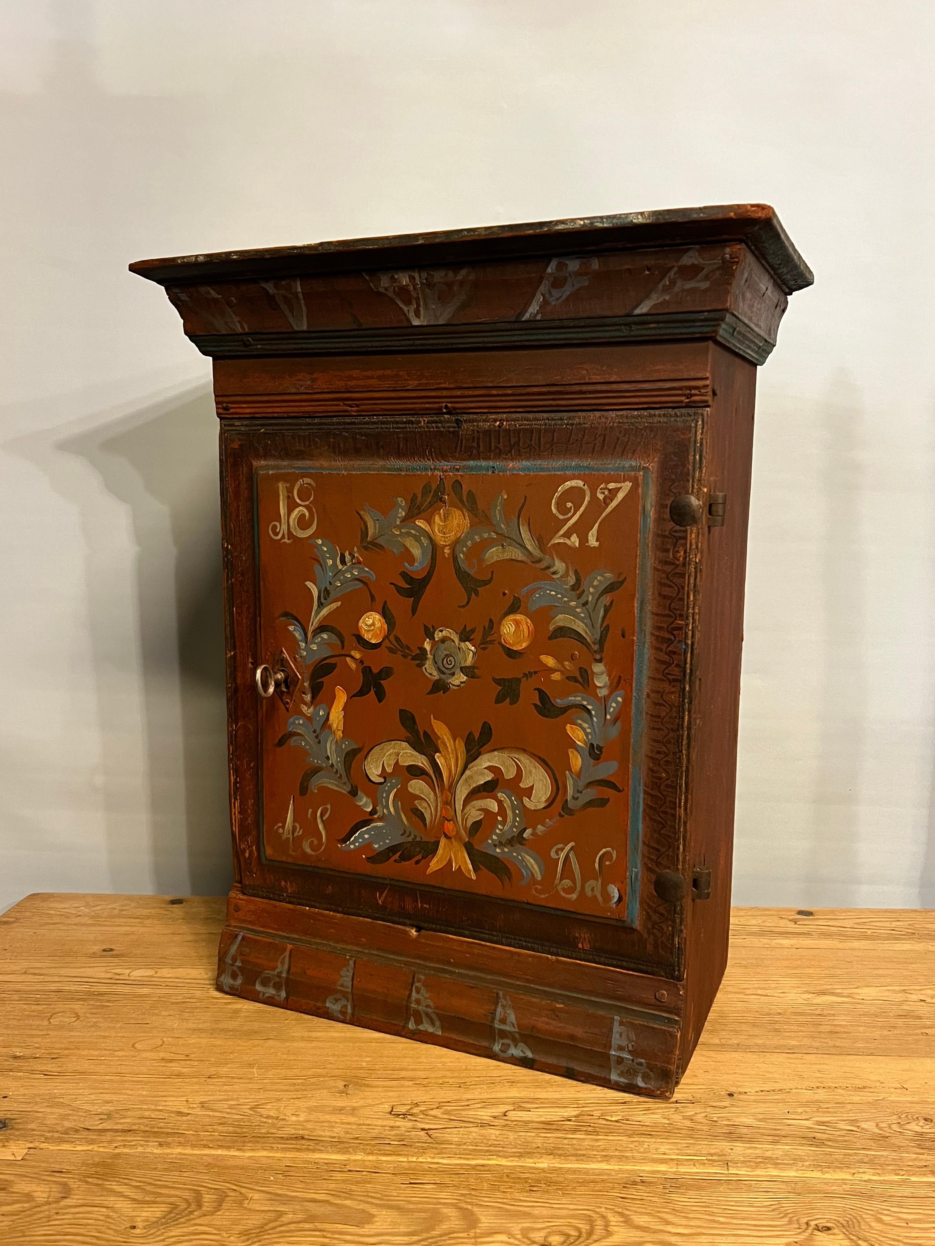 Fechado en 1827 - Antiguo armario colgante noruego, pintado a mano por Embrik Bæra Arte popular en venta