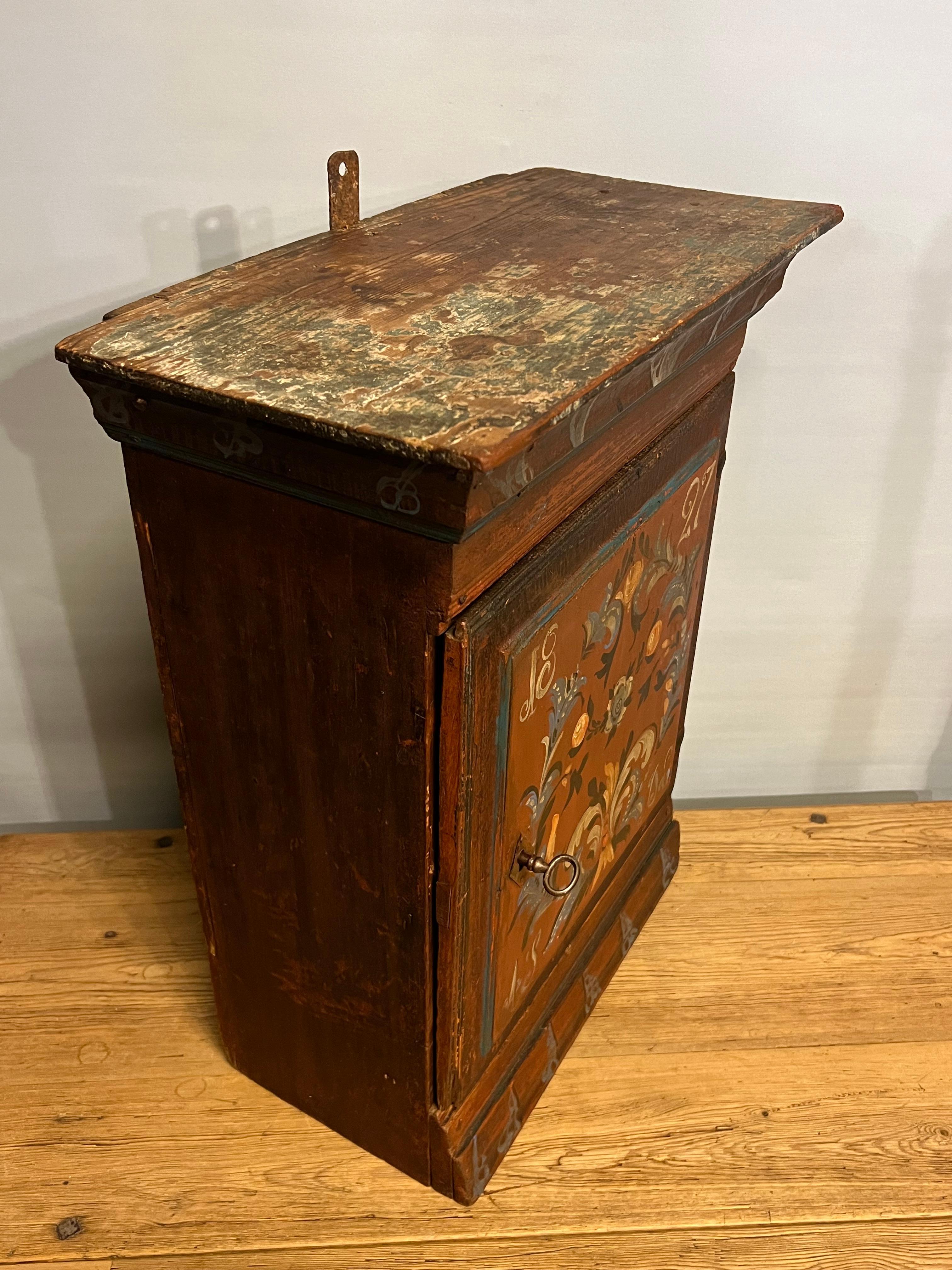Fechado en 1827 - Antiguo armario colgante noruego, pintado a mano por Embrik Bæra Noruego en venta