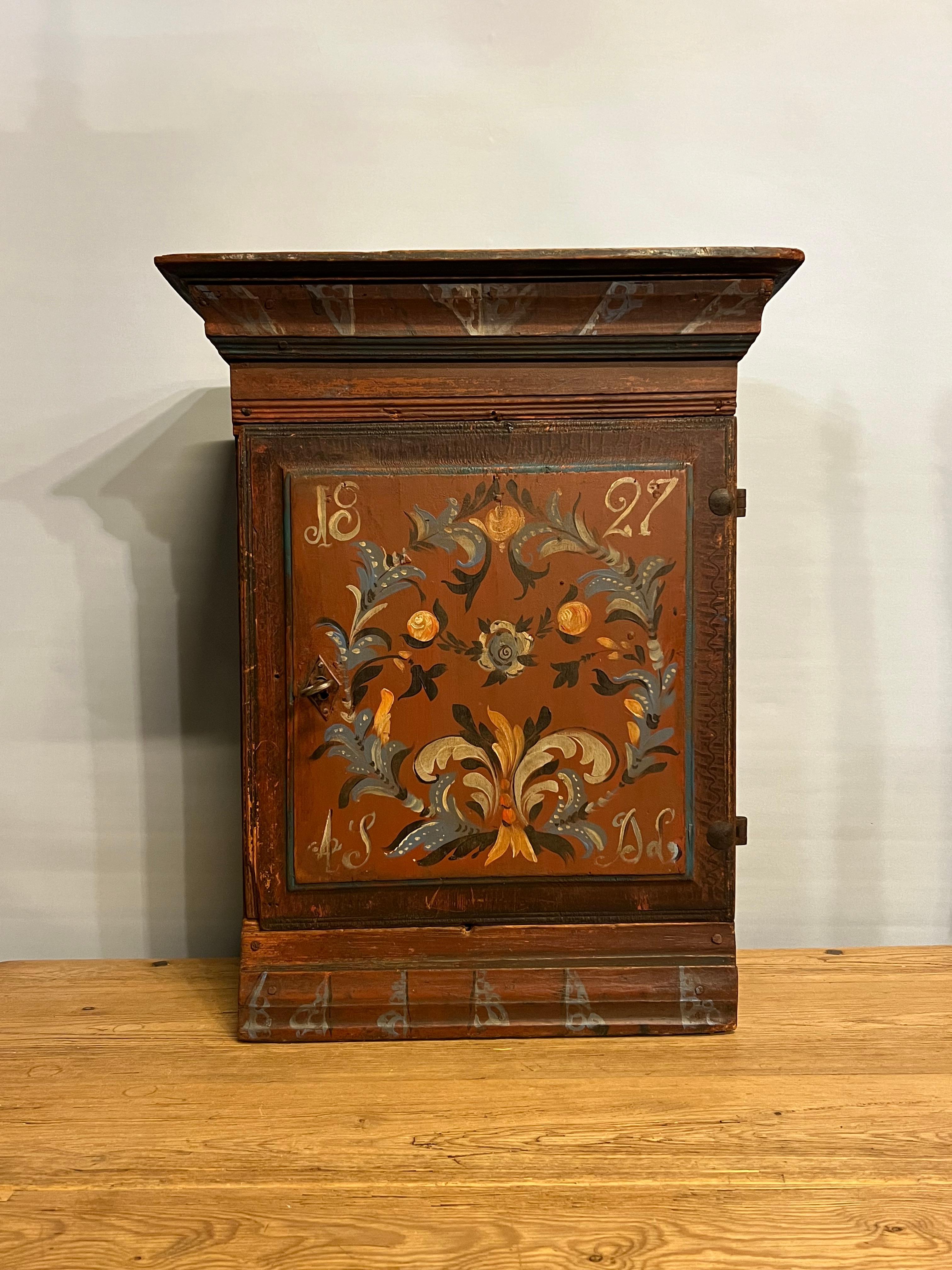 Fechado en 1827 - Antiguo armario colgante noruego, pintado a mano por Embrik Bæra Hecho a mano en venta