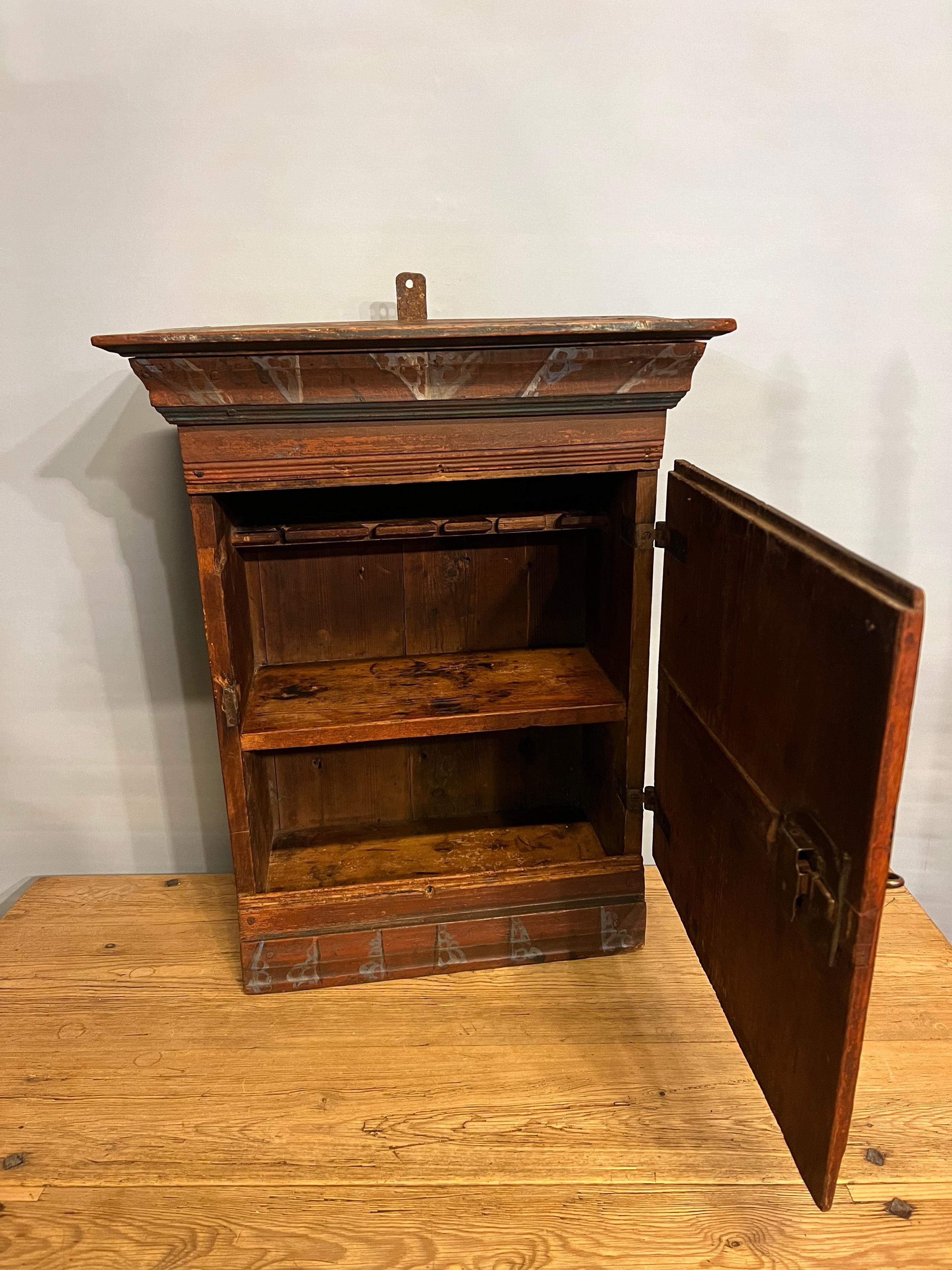 Fechado en 1827 - Antiguo armario colgante noruego, pintado a mano por Embrik Bæra siglo XIX en venta