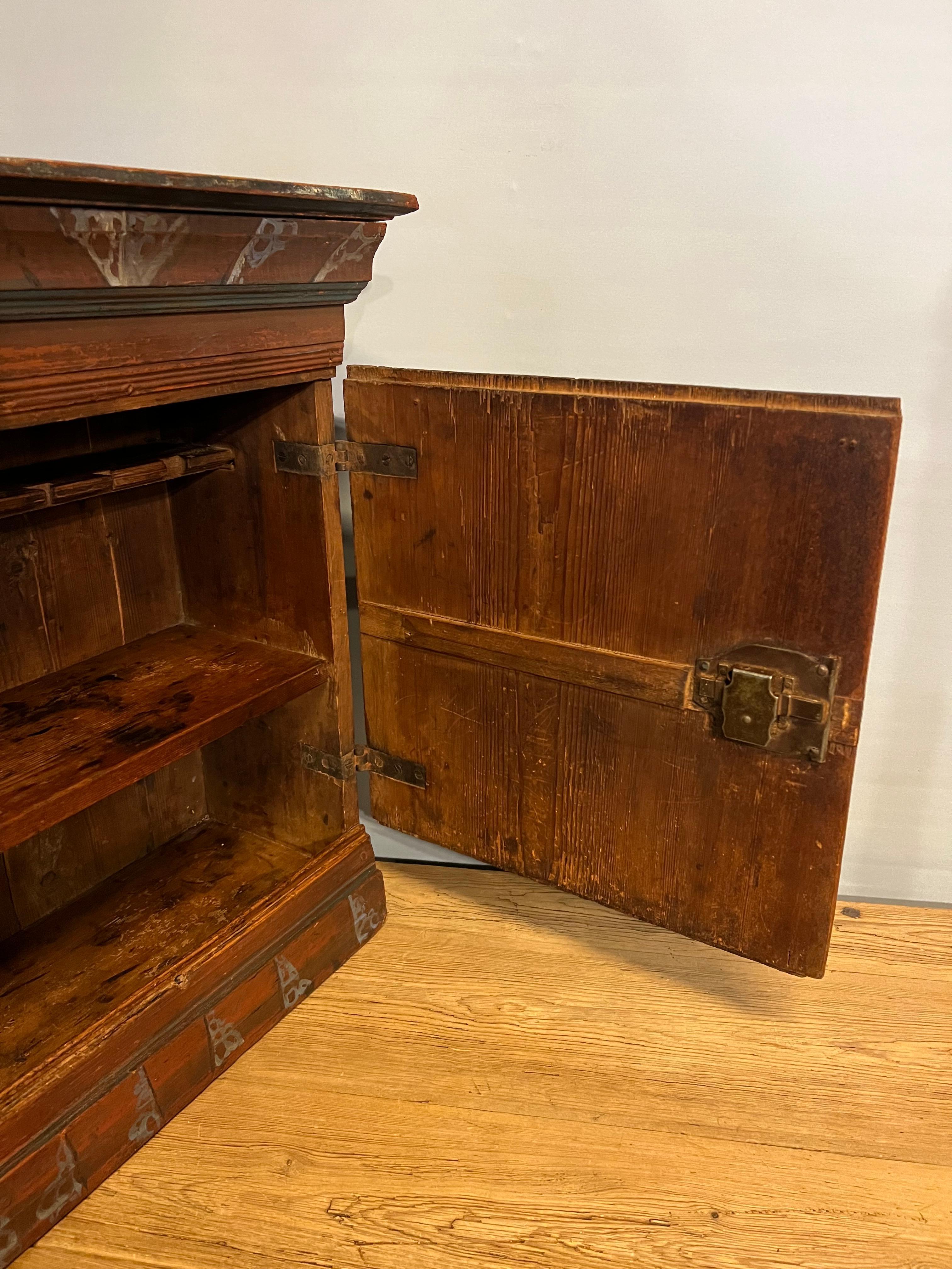 Fechado en 1827 - Antiguo armario colgante noruego, pintado a mano por Embrik Bæra Pino en venta