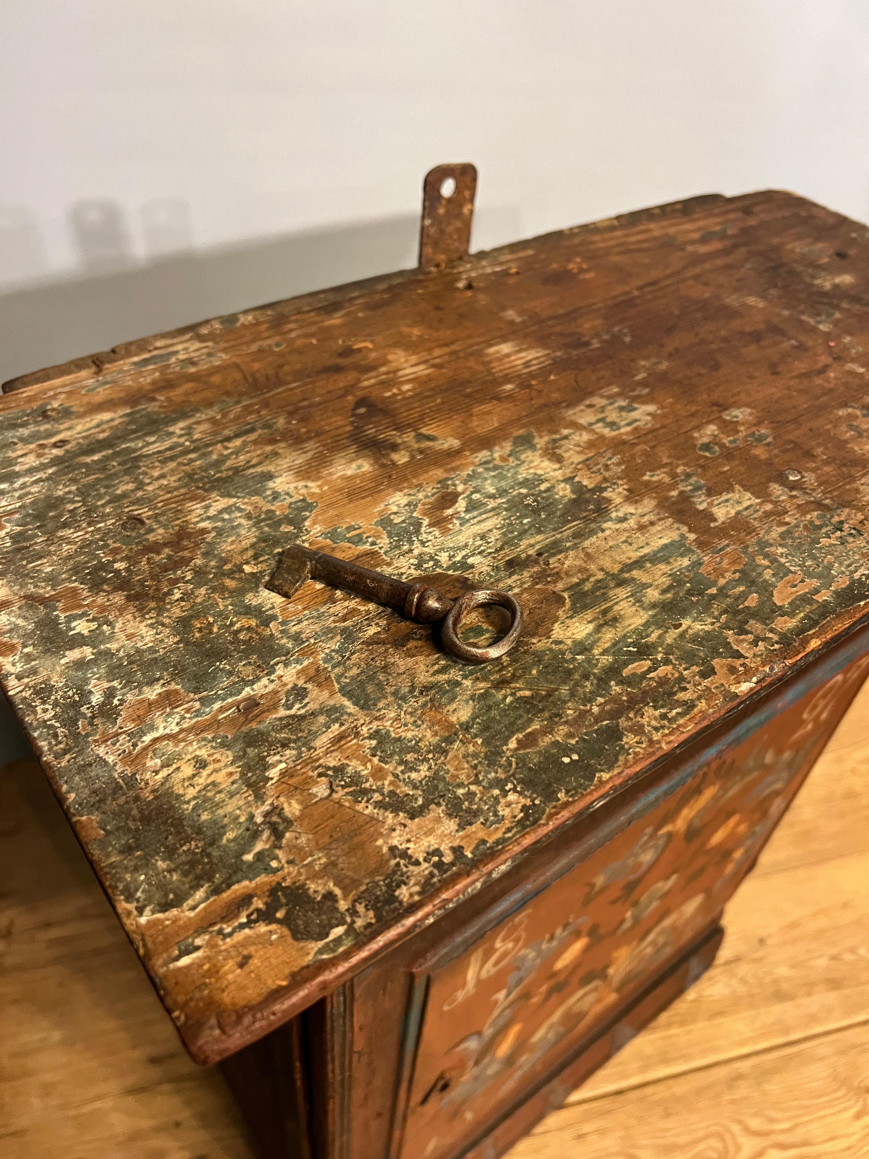 Fechado en 1827 - Antiguo armario colgante noruego, pintado a mano por Embrik Bæra en venta 1