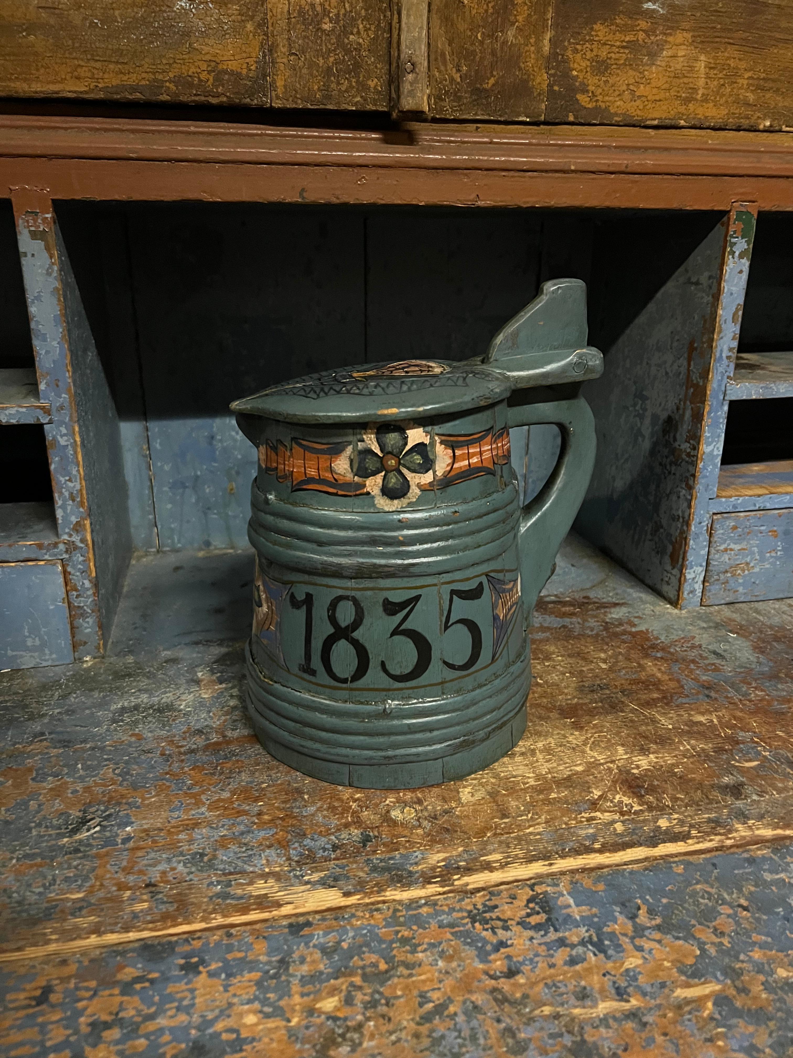 Antigua jarra de cerveza noruega Rosemaling - Jarra de granja pintada a mano, fechada en 1835

Una primitiva y rústica jarra de cerveza de la campiña noruega, hecha a mano con madera natural de roble y pino y pintada con el tradicional rosemaling
