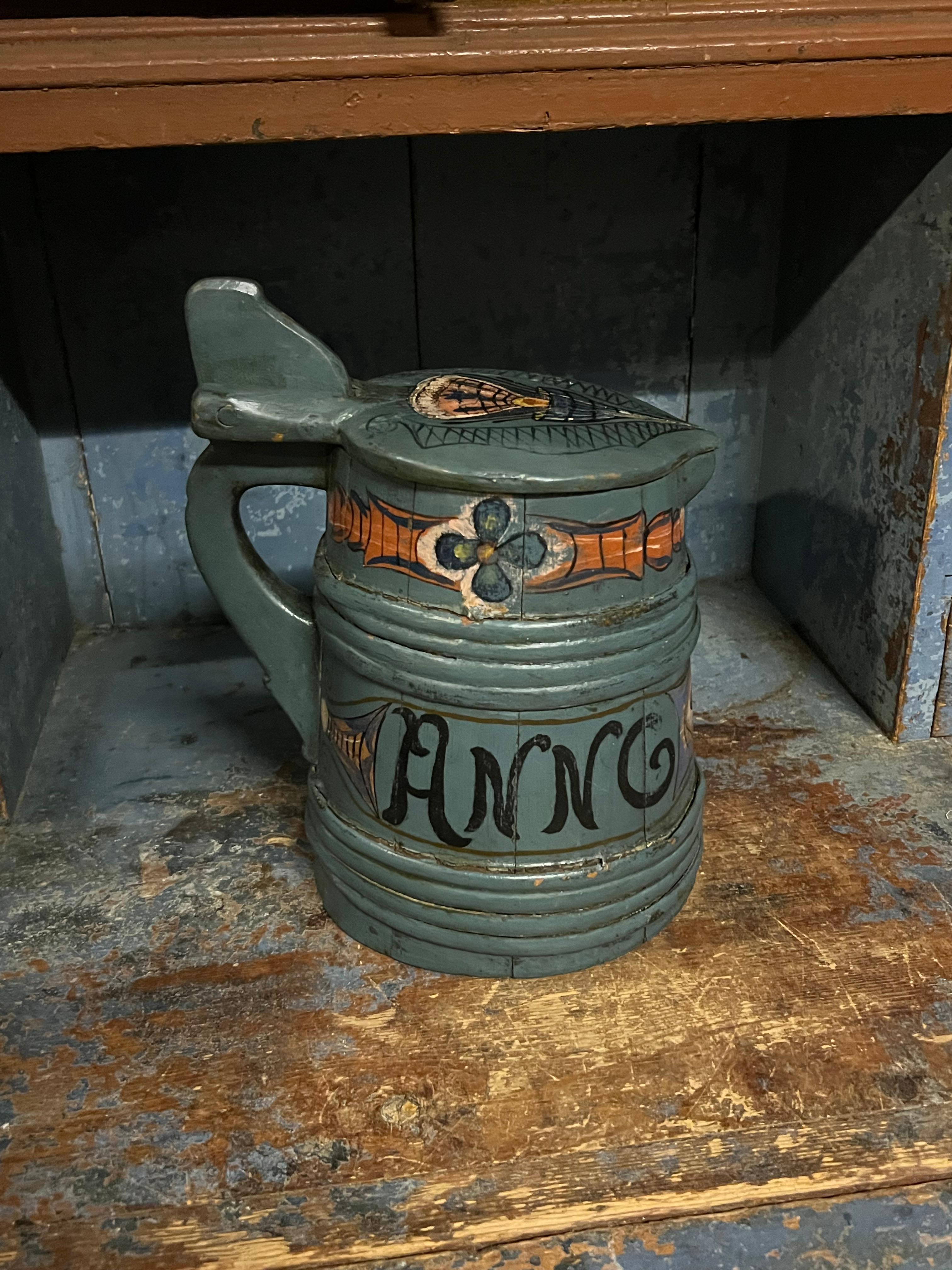 Fechada en 1835 Jarra / tankard antigua con rosemaling, estilo nórdico, rústico de granja Noruego en venta