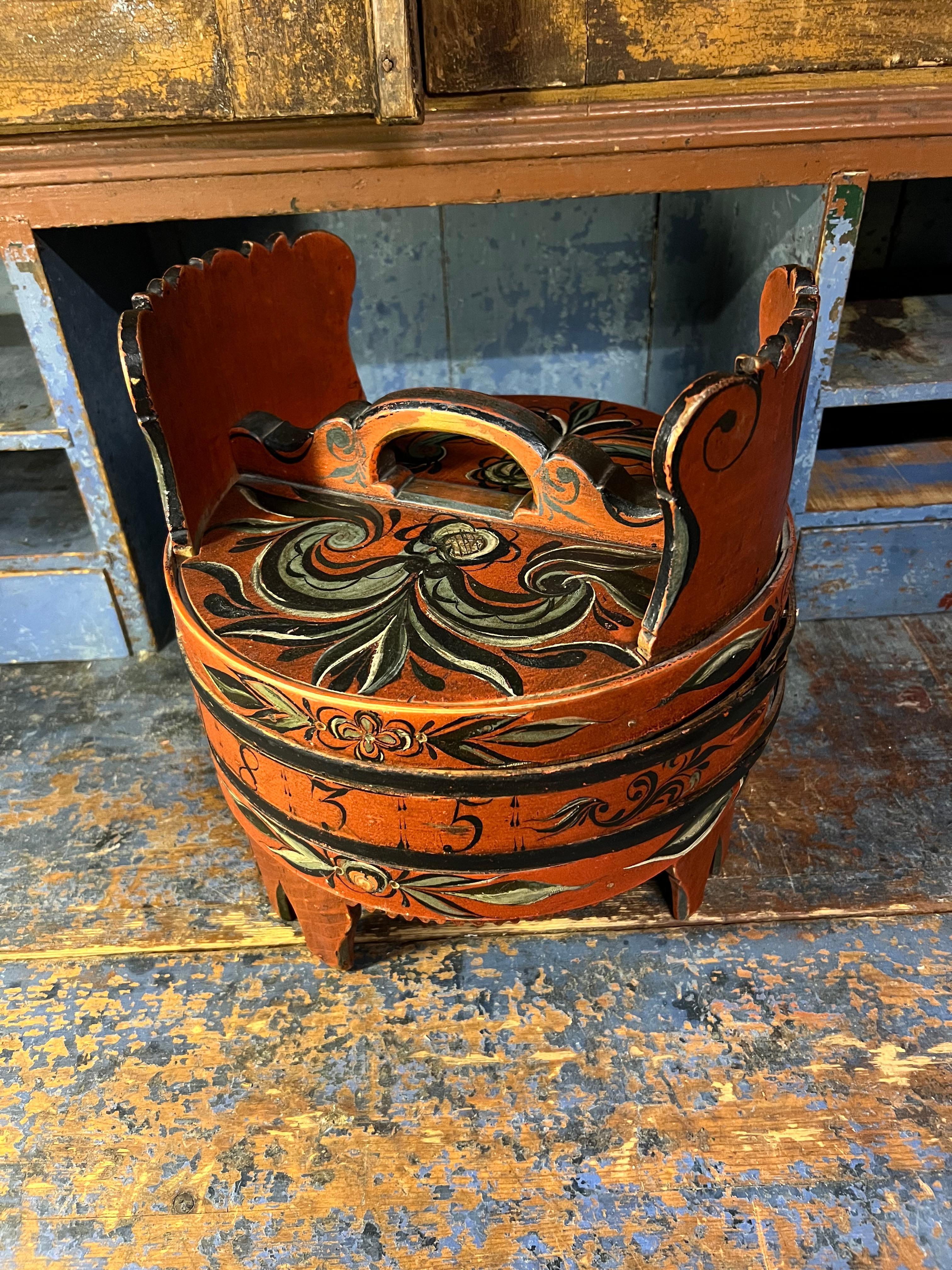 Wichtige norwegische primitive antike Bernstein Butter Eimer / Bernstein / Tine Box / Küche Aufbewahrungsbox / Tafelaufsatz / Tafelaufsatz, rühmt sich atemberaubende handgeschnitzte Details und Rosemaling / Rose Malerei Dekoration. Sie stammt aus