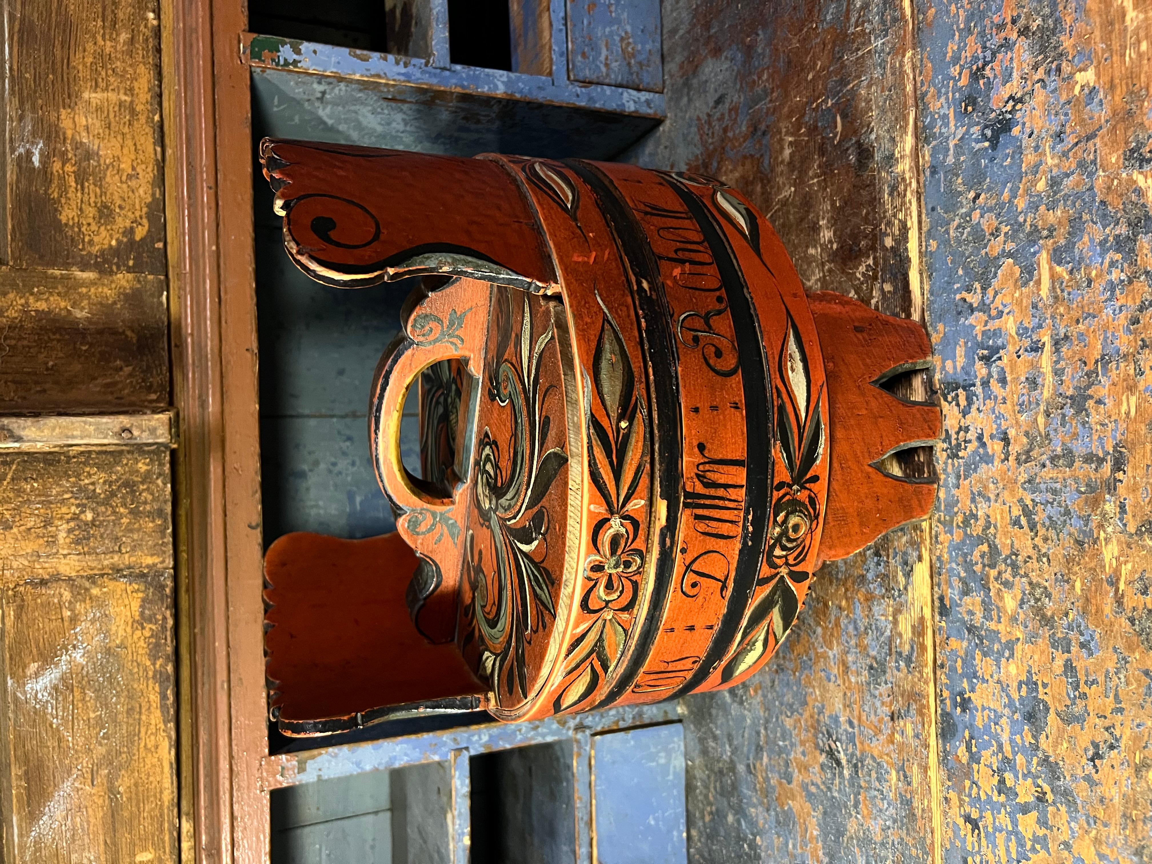 Datiert 1835 Hallingdal Rosemaling - Antike Ambarbox, Norwegen - Museumsqualität (Holz) im Angebot