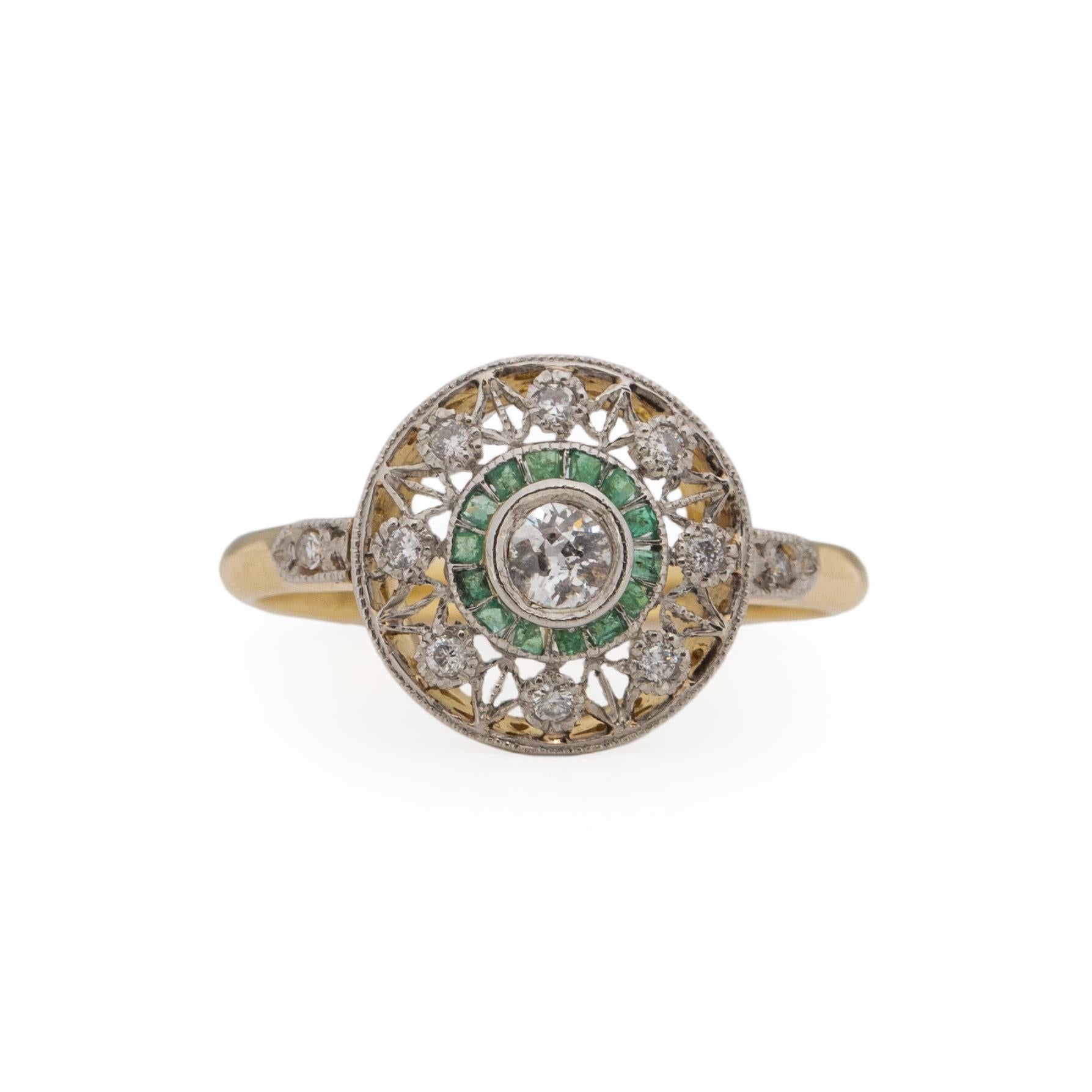 Suchen Sie nach etwas Geschmackvollem und unaufdringlichem? Dieses Stück ist ein zartes Kunstwerk. Die Messerkantenschienen aus 18 Karat Gelbgold und 14 Karat Weißgold halten einen exquisiten, zart geschnitzten kleinen Kreisschild. Der erste Halo