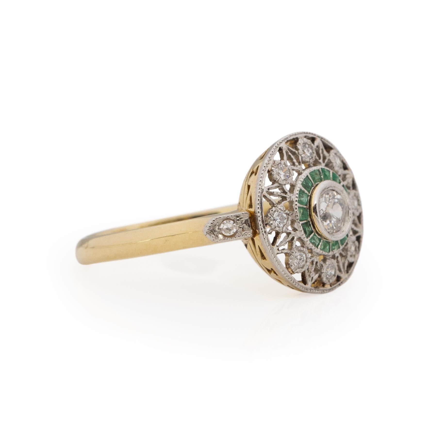 Französischer zweifarbiger, durchbrochener Doppelhalo-Diamant- und Smaragdring mit französischer Punze von 1838 (Art déco)