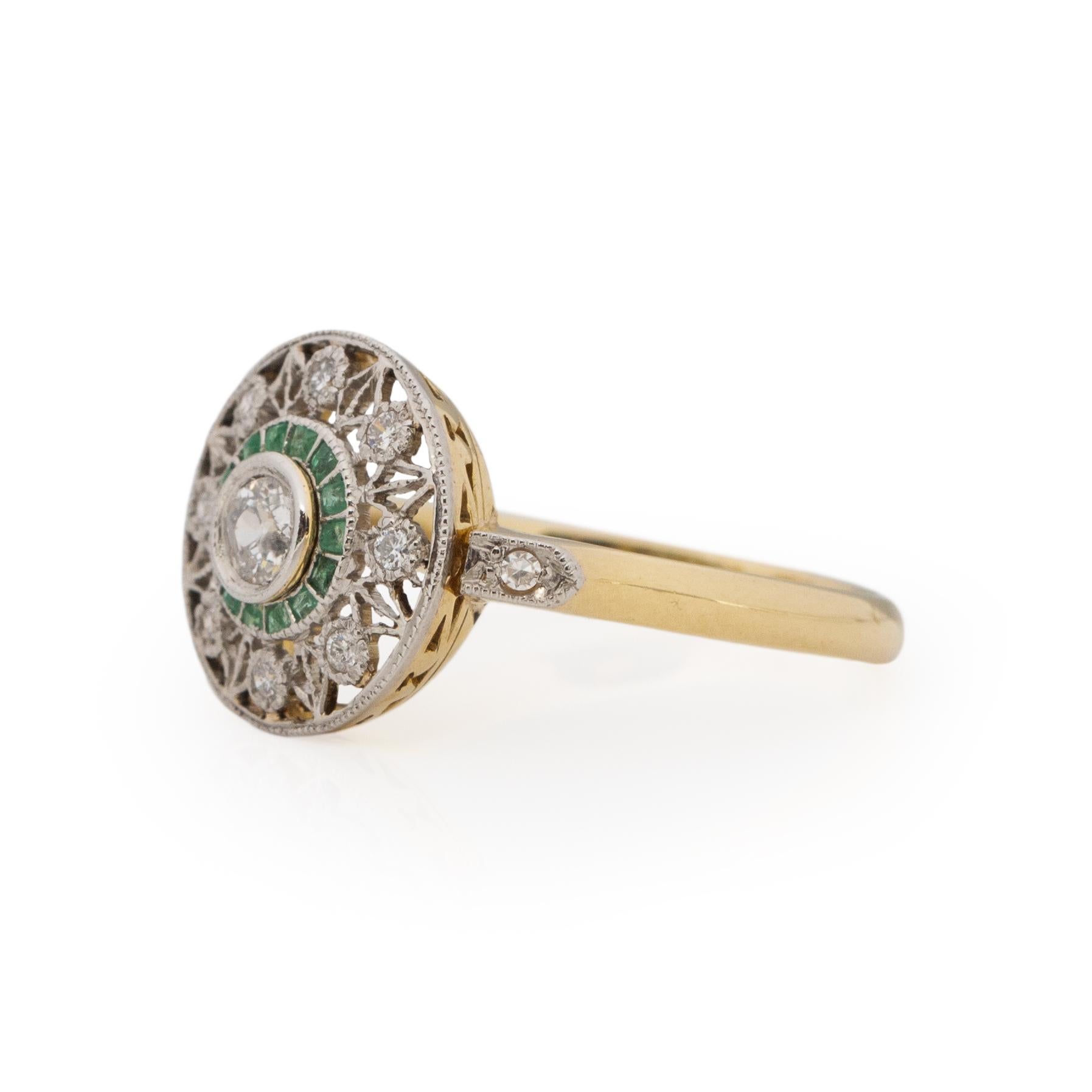 Französischer zweifarbiger, durchbrochener Doppelhalo-Diamant- und Smaragdring mit französischer Punze von 1838 im Zustand „Gut“ in Addison, TX